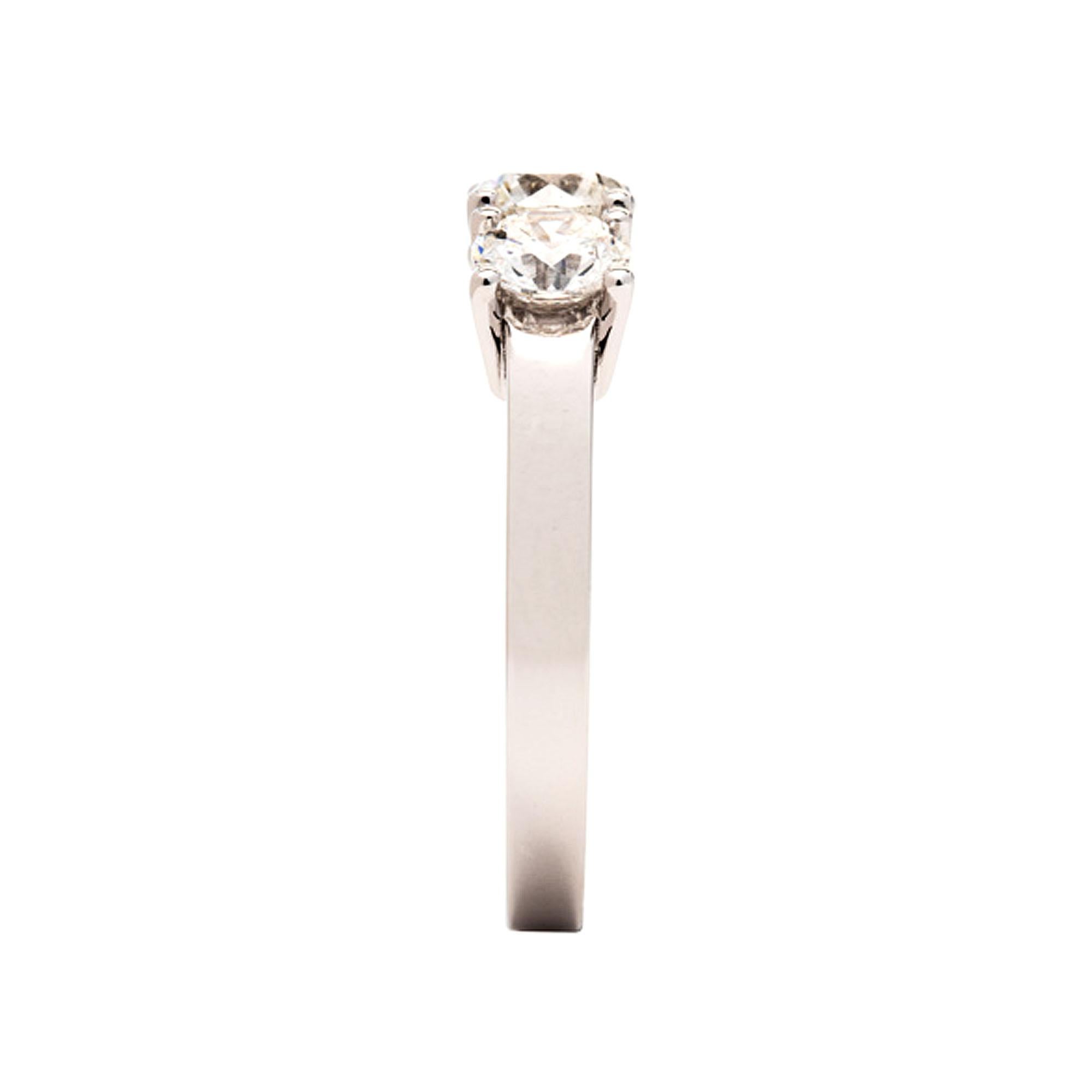 Contemporary GIA Certified 2.40 Ct E-F Color VS Clarity 3 Stones Round Cut Diamond Degradè For Sale