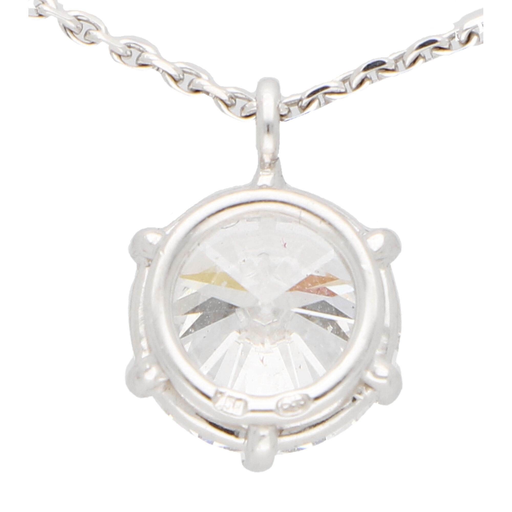 Moderne Collier pendentif en or blanc 18 carats avec diamants de 2,40 carats de couleur D, certifiés par le GIA en vente