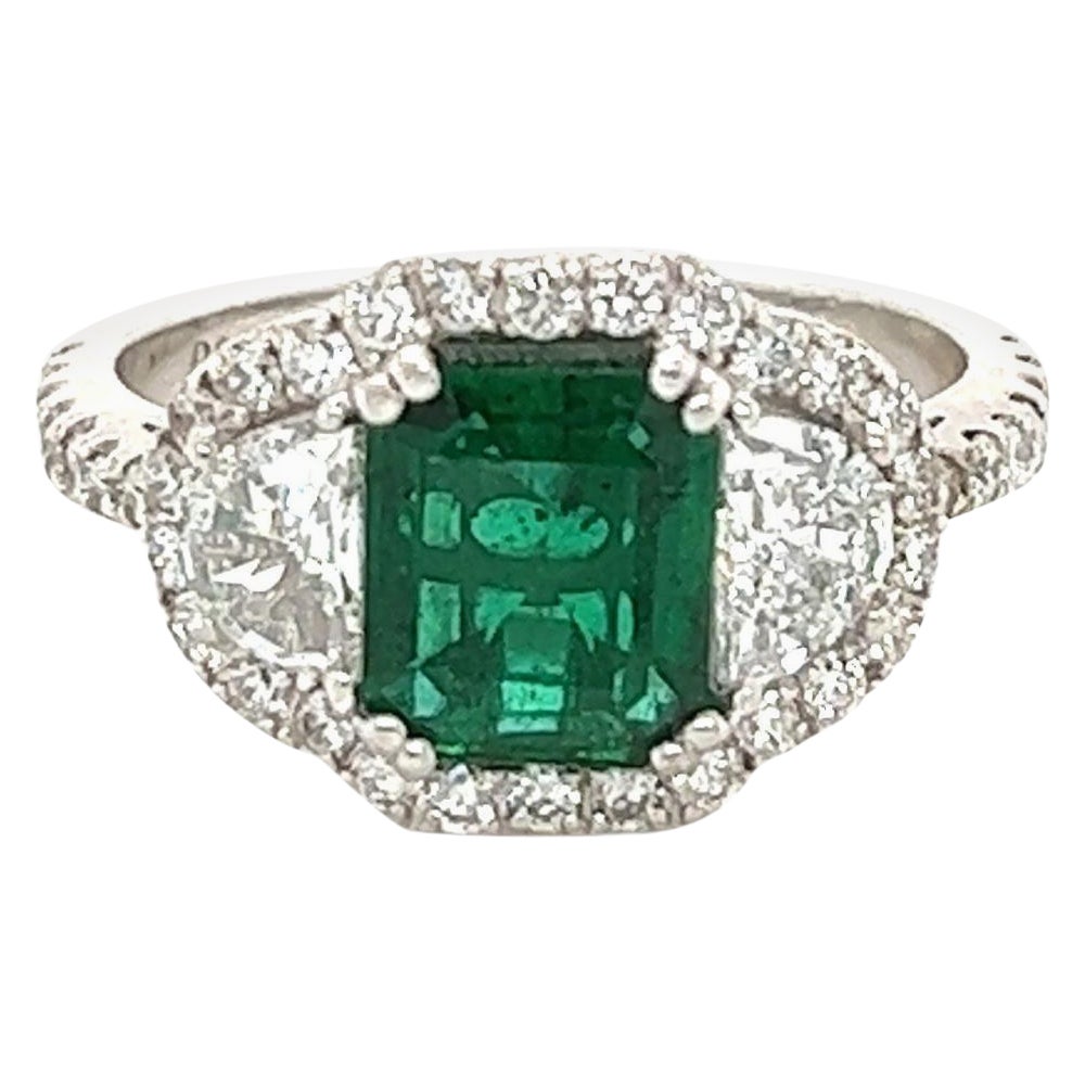 Bague à trois pierres en or blanc 18 carats avec diamants et émeraude certifiée GIA de 2,42 carats