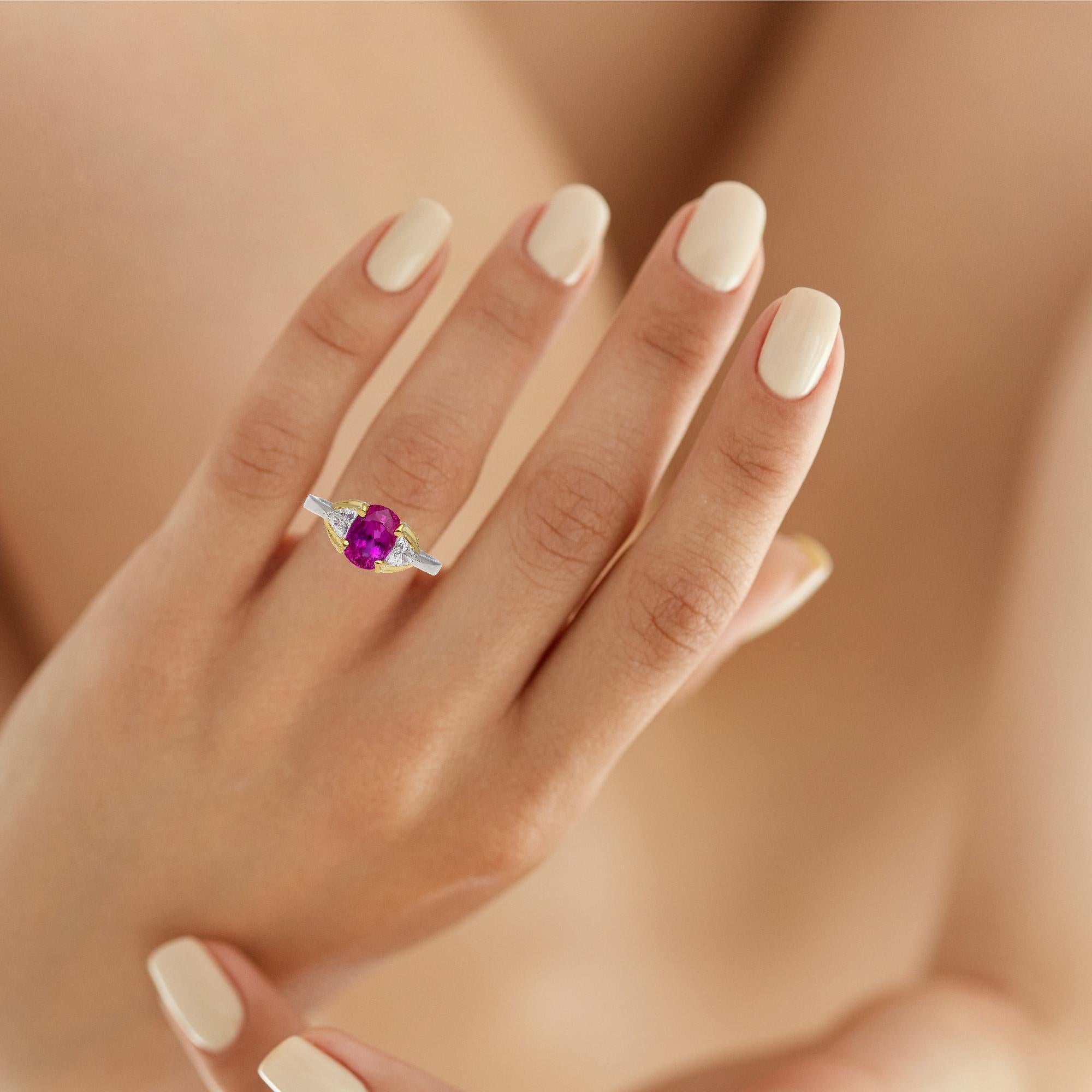 Zaffiro rosa violaceo da 2,42 carati certificato GIA, proveniente dal Vietnam, in un'incastonatura a tre pietre in oro bicolore 18 carati e platino con pietre laterali di diamante taglio trilione. Costruzione in platino e oro giallo con spalle