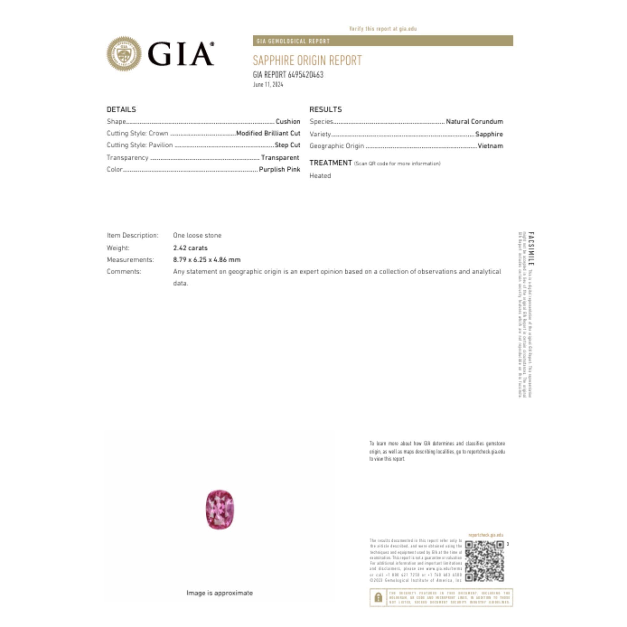 Contemporaneo Anello a tre pietre con zaffiro rosa violaceo e diamante certificato GIA da 2,42 carati. in vendita