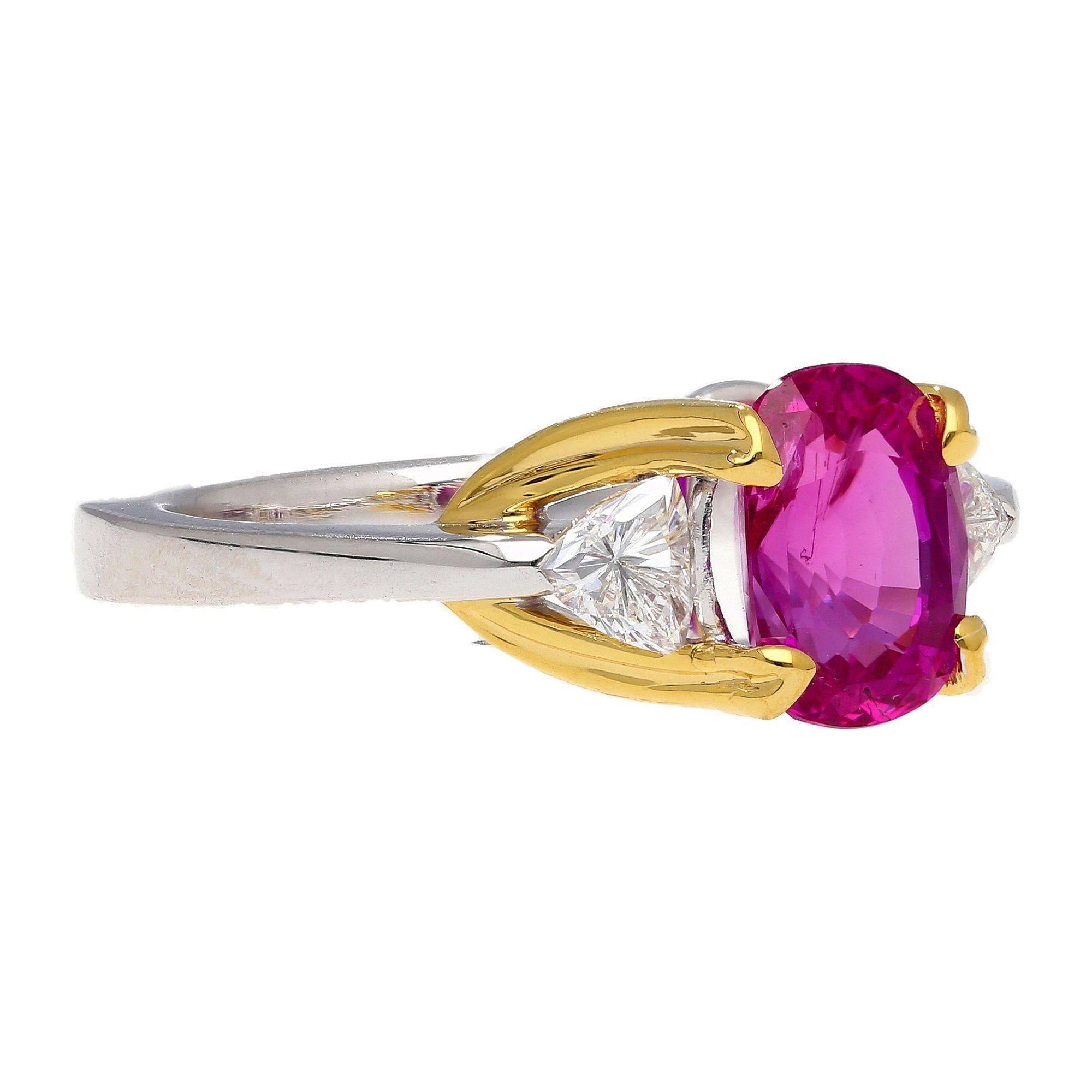 Taglio brillante Anello a tre pietre con zaffiro rosa violaceo e diamante certificato GIA da 2,42 carati. in vendita