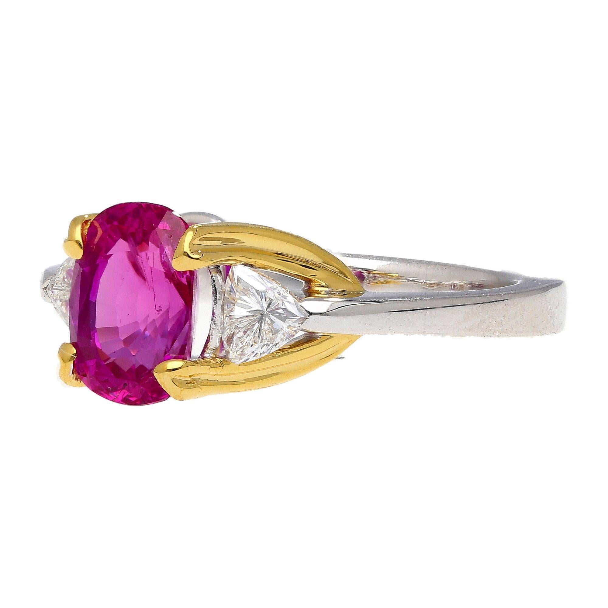 Anello a tre pietre con zaffiro rosa violaceo e diamante certificato GIA da 2,42 carati. In condizioni ottime in vendita a Miami, FL