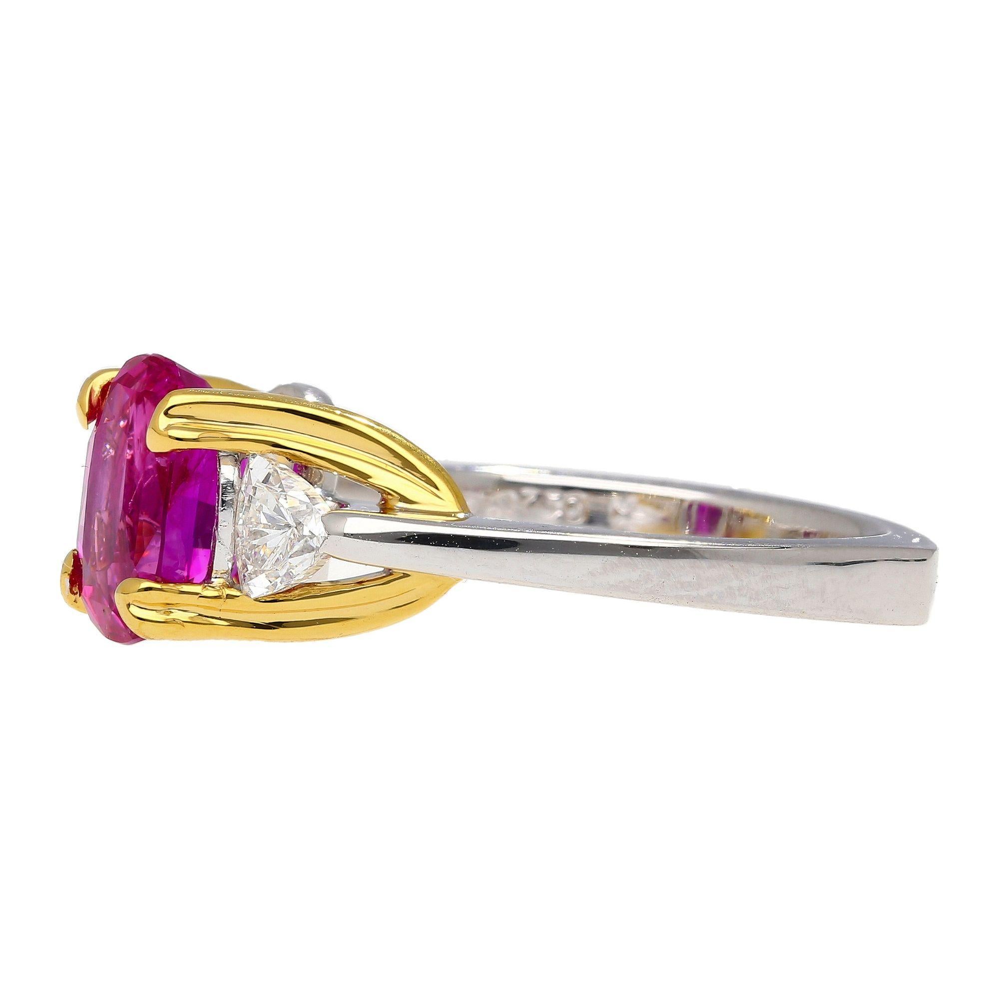 Anello a tre pietre con zaffiro rosa violaceo e diamante certificato GIA da 2,42 carati. in vendita 1