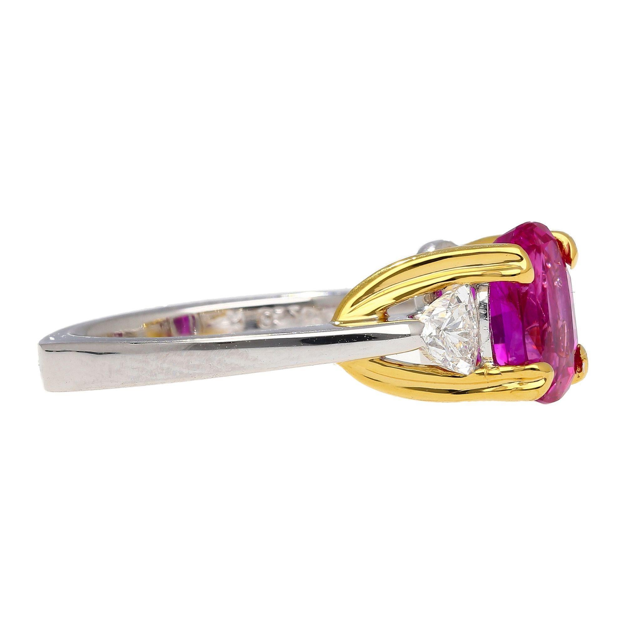 Anello a tre pietre con zaffiro rosa violaceo e diamante certificato GIA da 2,42 carati. in vendita 2