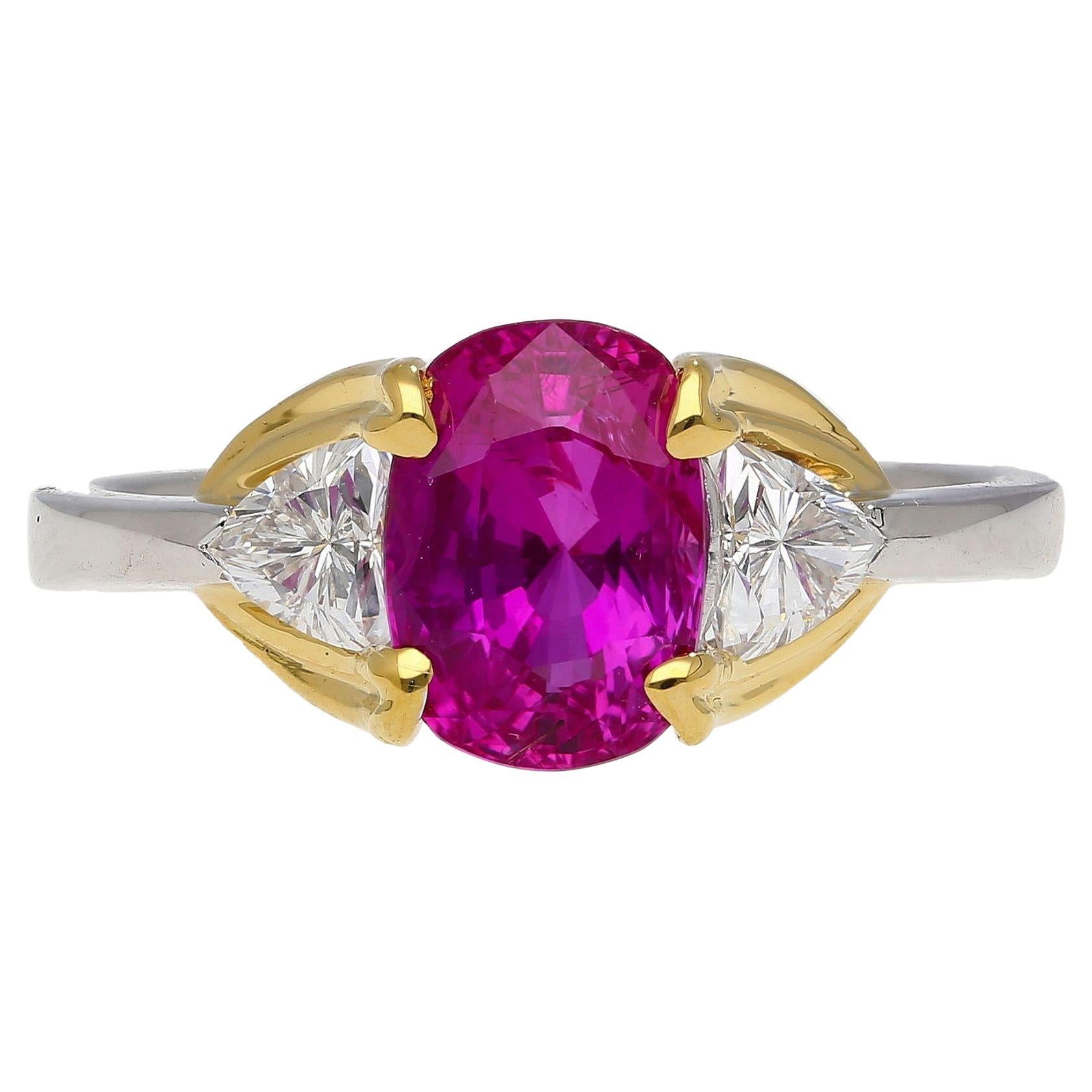 Anello a tre pietre con zaffiro rosa violaceo e diamante certificato GIA da 2,42 carati.