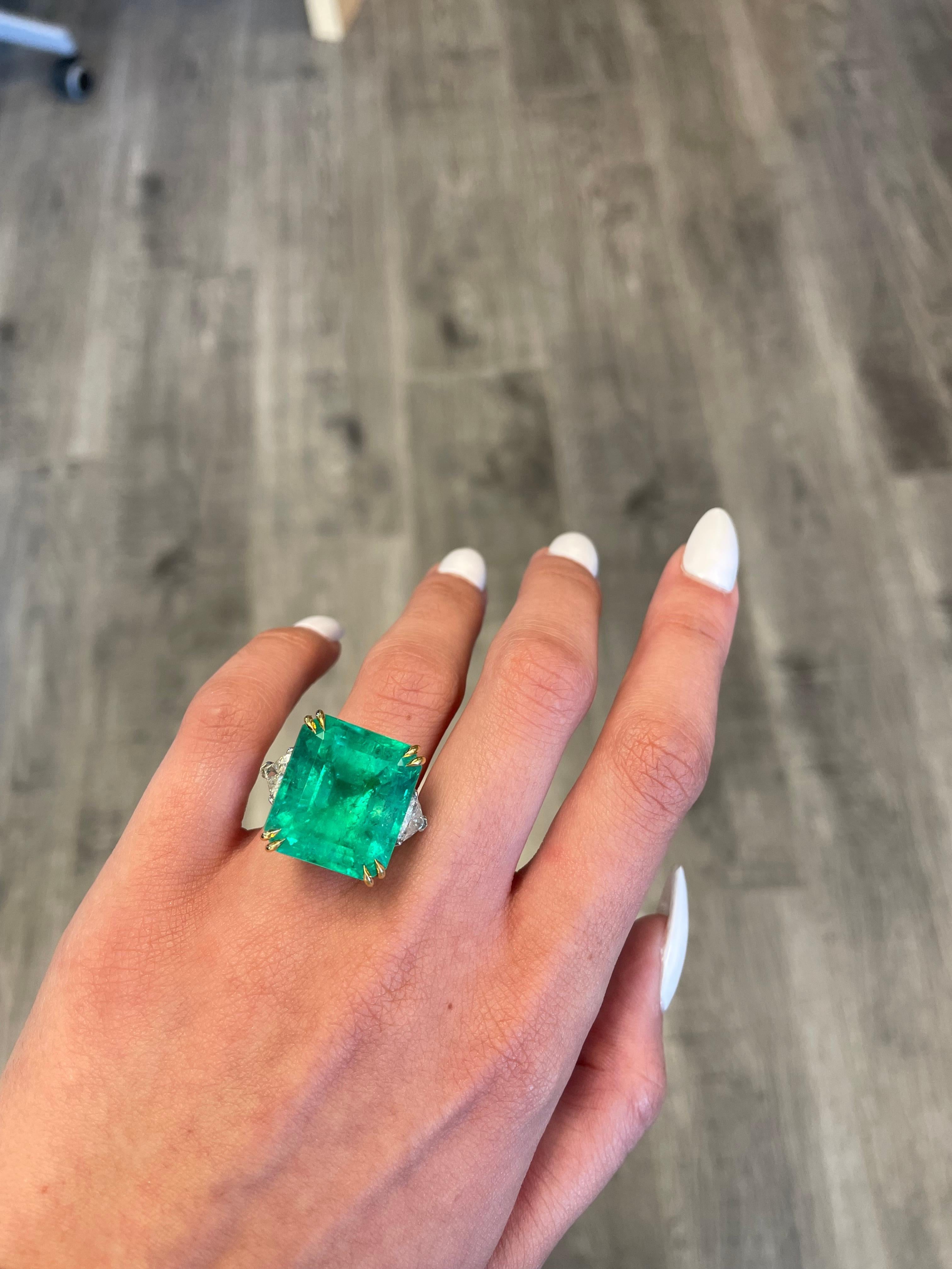 Impressionante anello a tre pietre con smeraldo colombiano e diamante. Il colore verde elettrico è superbo e le pietre sono molto vivaci, le foto non gli rendono giustizia. Alta gioielleria di Alexander Beverly Hills.
Smeraldo colombiano da 24,25