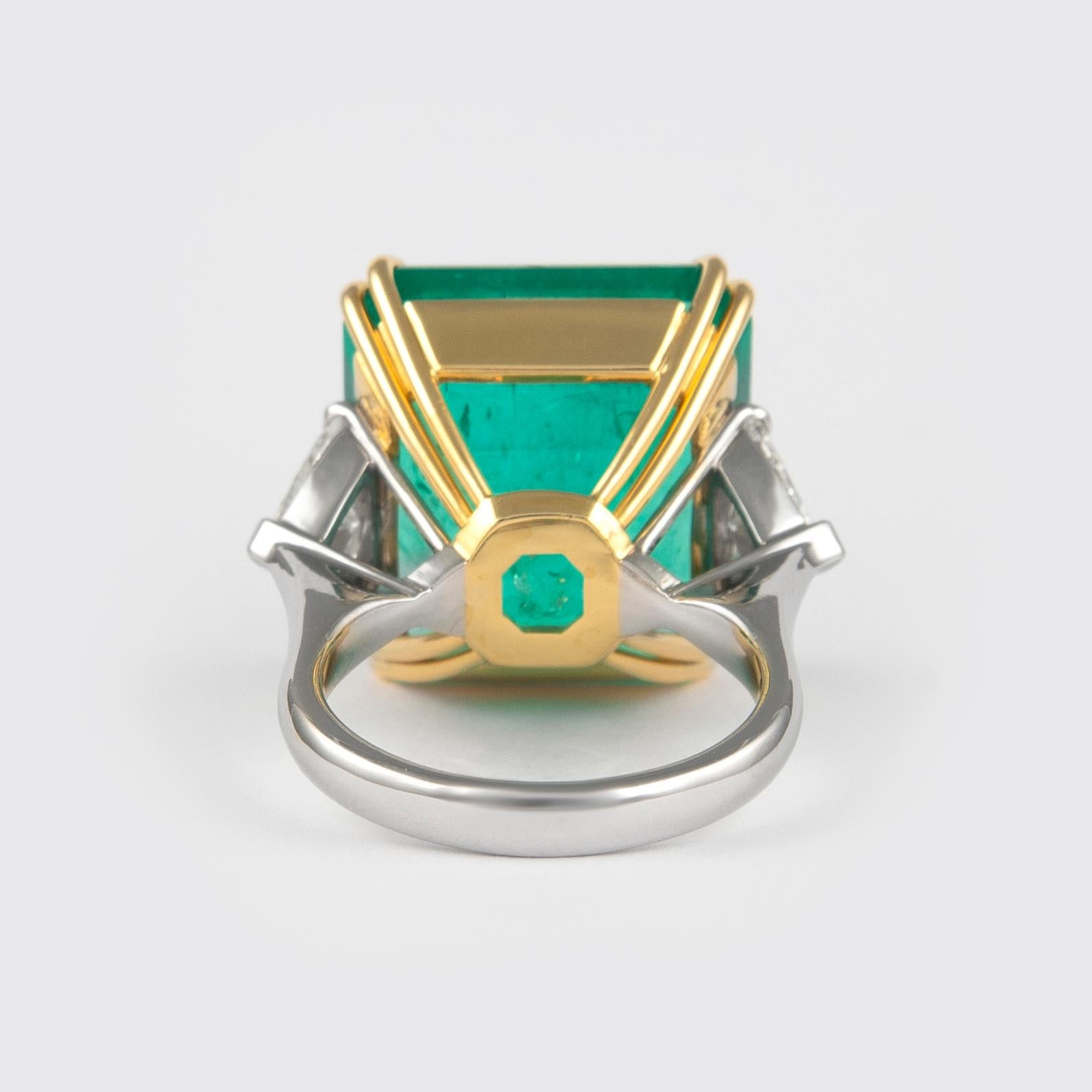 Anello a tre pietre con smeraldo colombiano e diamanti Alexander certificato GIA da 24,25 carati In condizioni Nuovo in vendita a BEVERLY HILLS, CA
