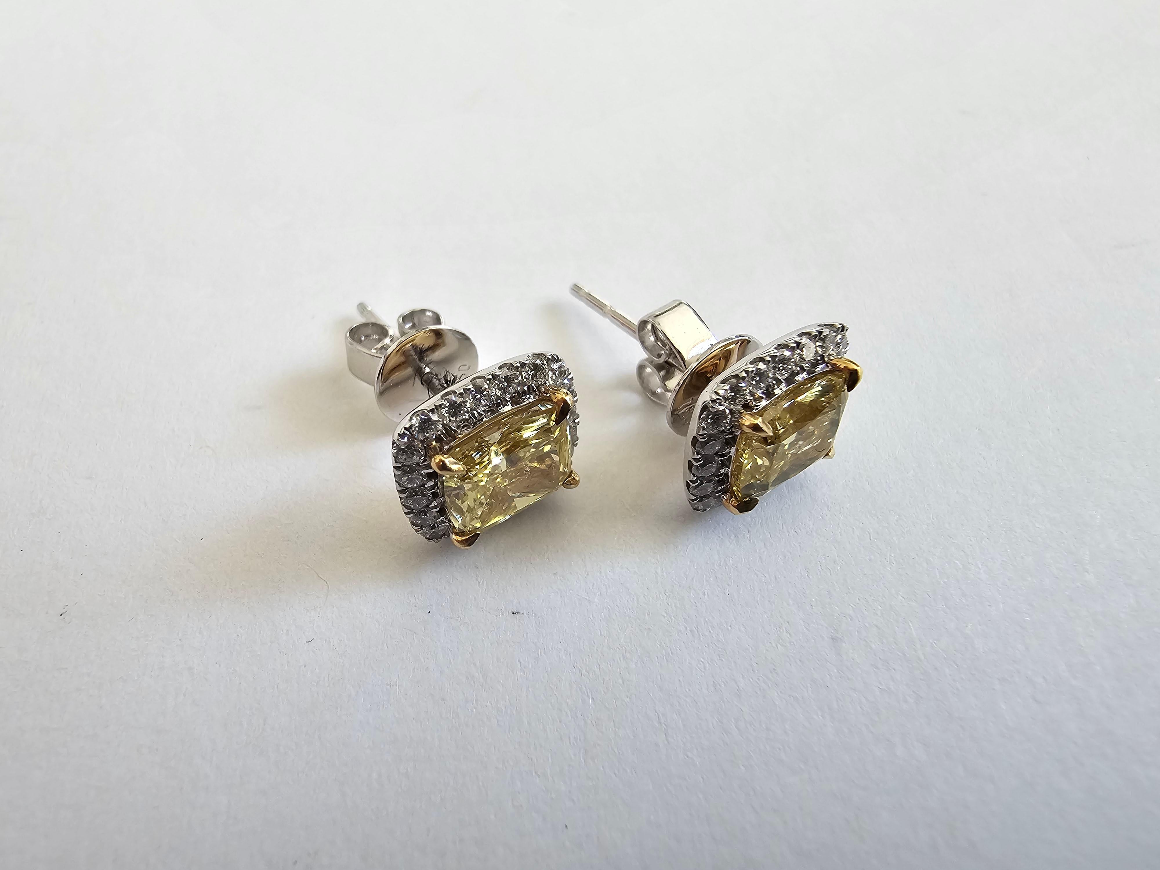 Taille coussin Boucles d'oreilles Halo en diamant coussin certifié GIA 2.44cts jaune Vivid Diamonds or 18K en vente