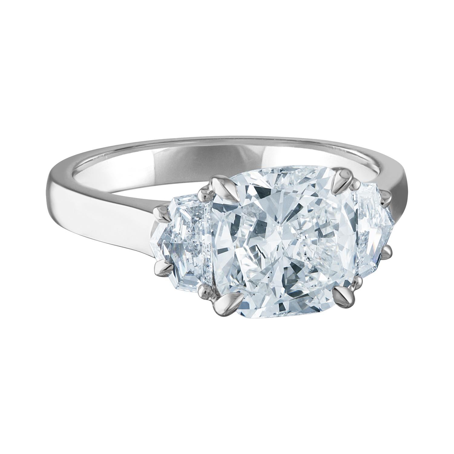 GIA Certified 2.45 Carat Cushion Cut Platinum Ring In New Condition For Sale In New York, NY