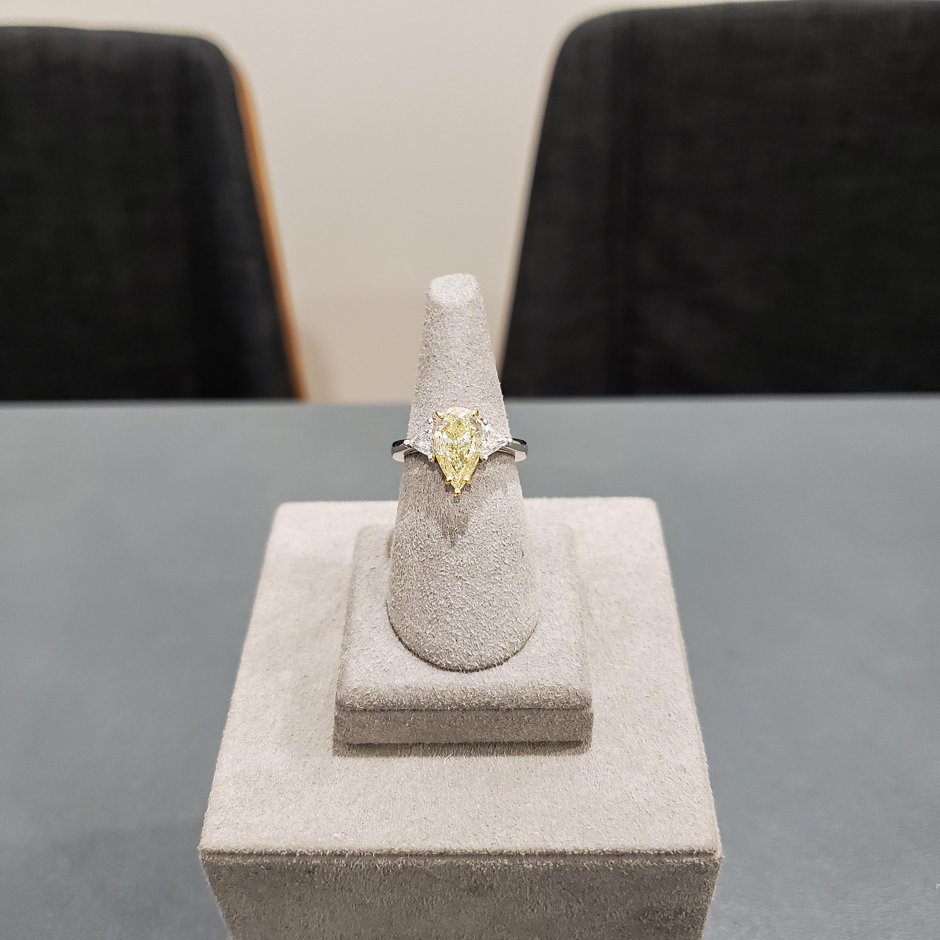 GIA Certified 2.45 Carat Pear Shape Yellow Diamond Three-Stone Engagement Ring (Zeitgenössisch)