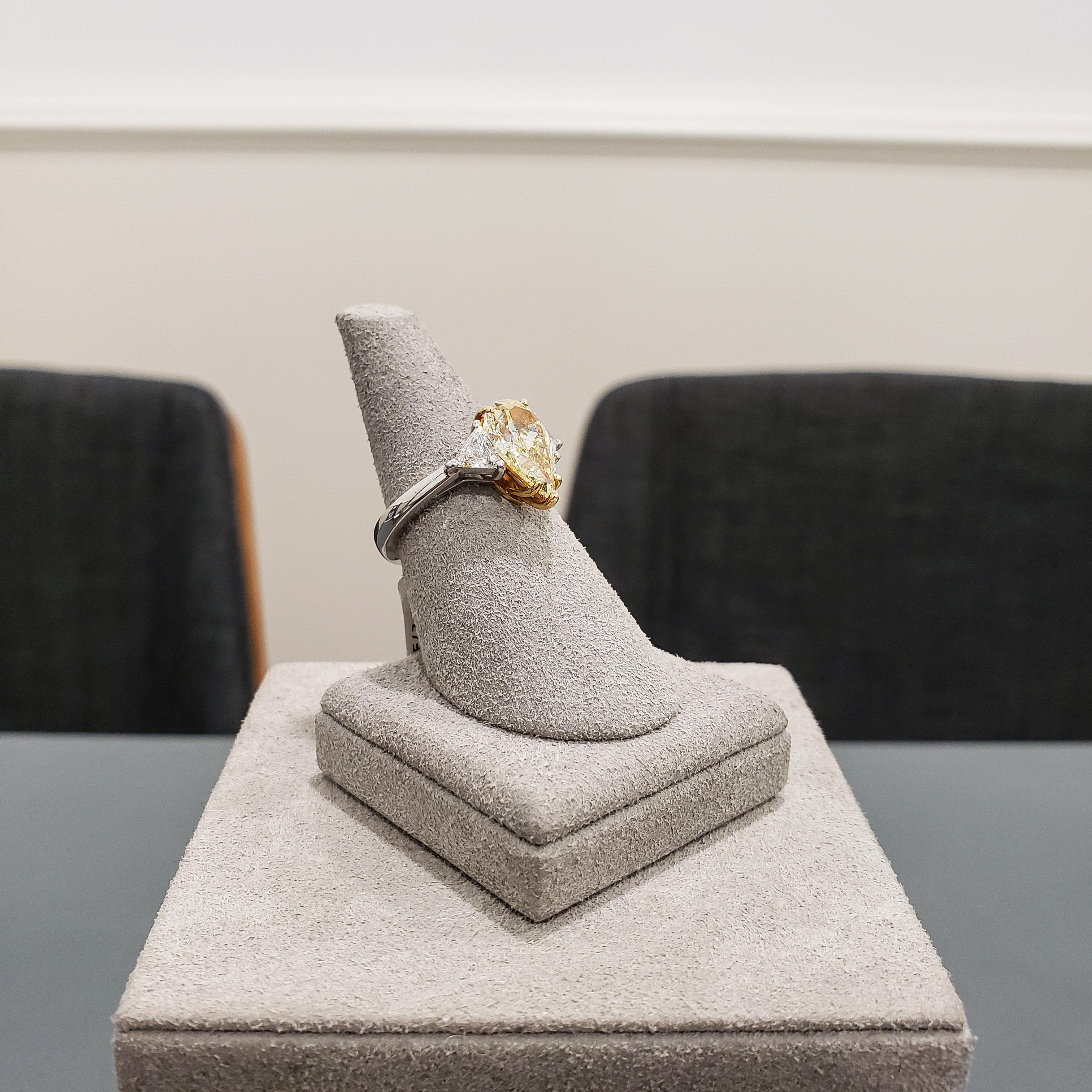GIA Certified 2.45 Carat Pear Shape Yellow Diamond Three-Stone Engagement Ring (Tropfenschliff)