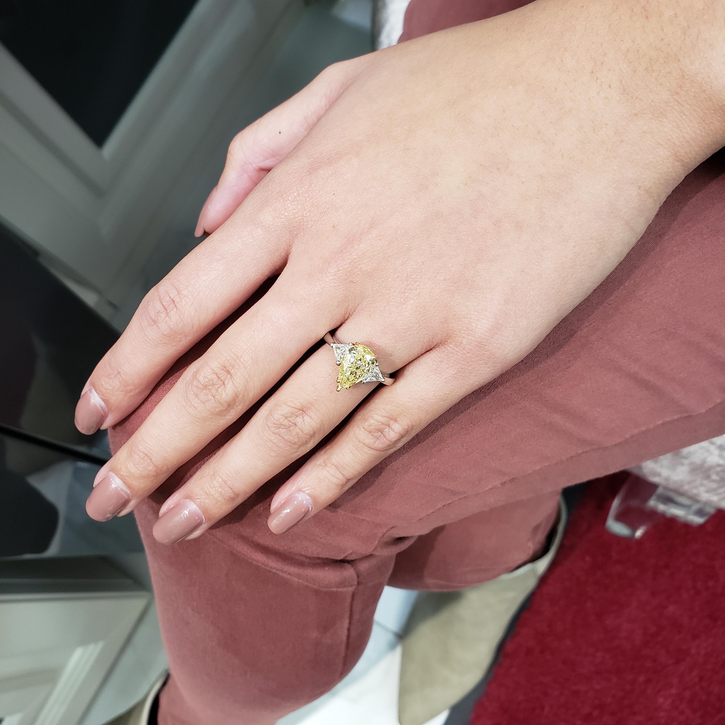 GIA Certified 2.45 Carat Pear Shape Yellow Diamond Three-Stone Engagement Ring im Zustand „Neu“ in New York, NY