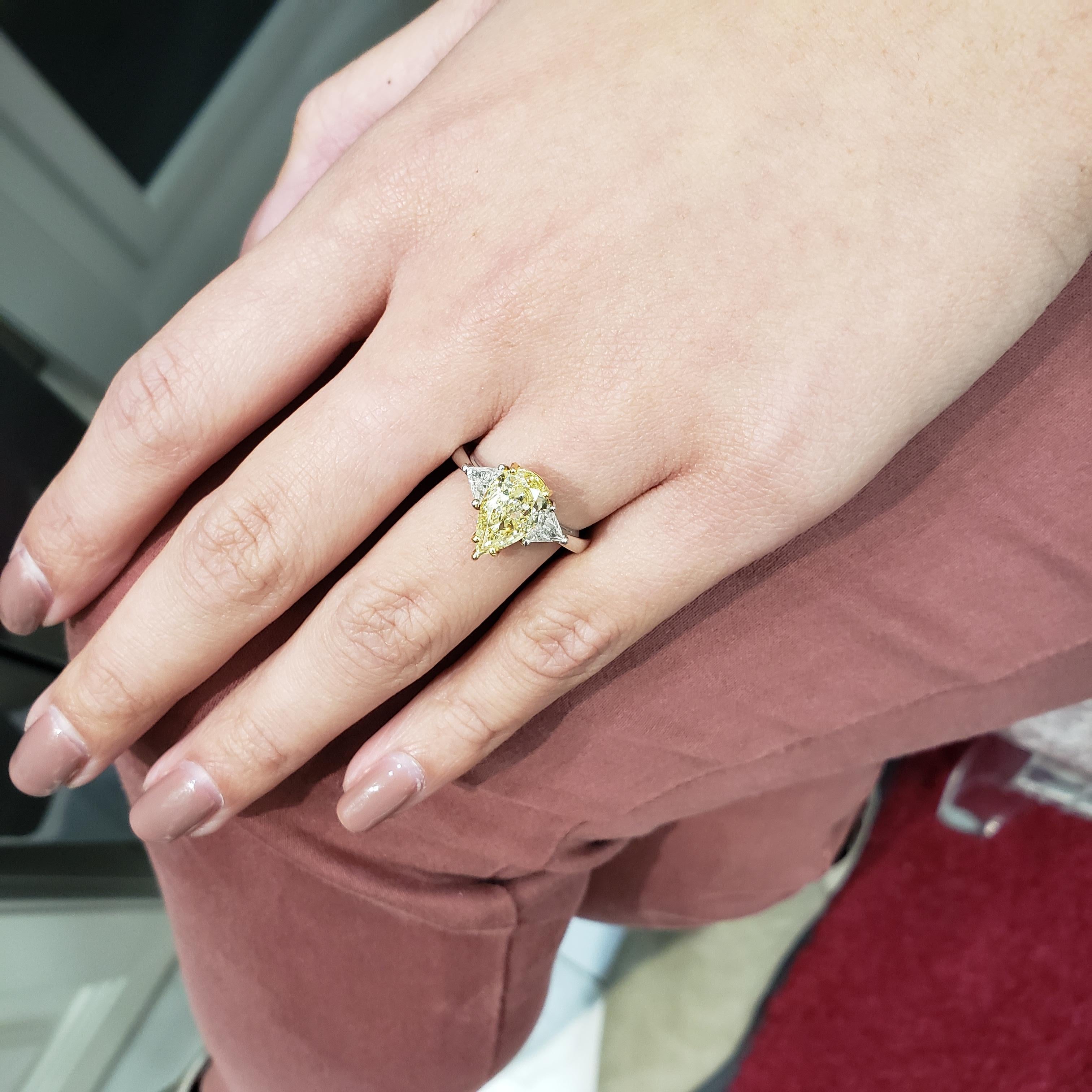 GIA Certified 2.45 Carat Pear Shape Yellow Diamond Three-Stone Engagement Ring für Damen oder Herren