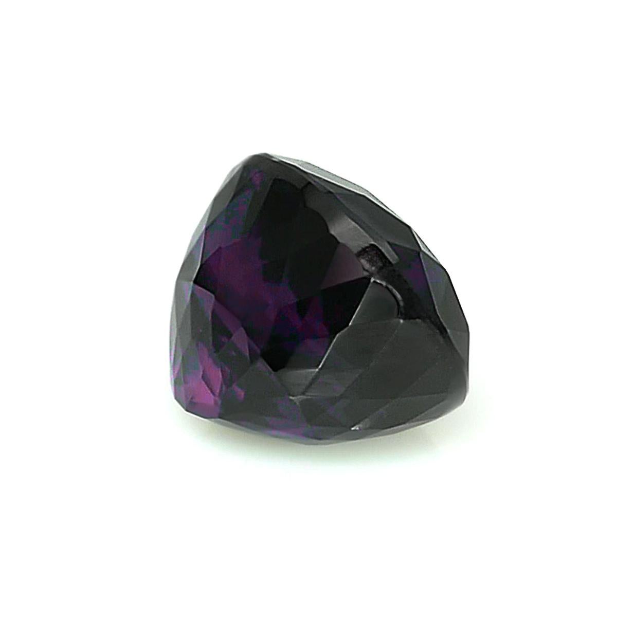 GIA Certified 2.45 Carats Color Change Garnet  In New Condition For Sale In Los Angeles, CA