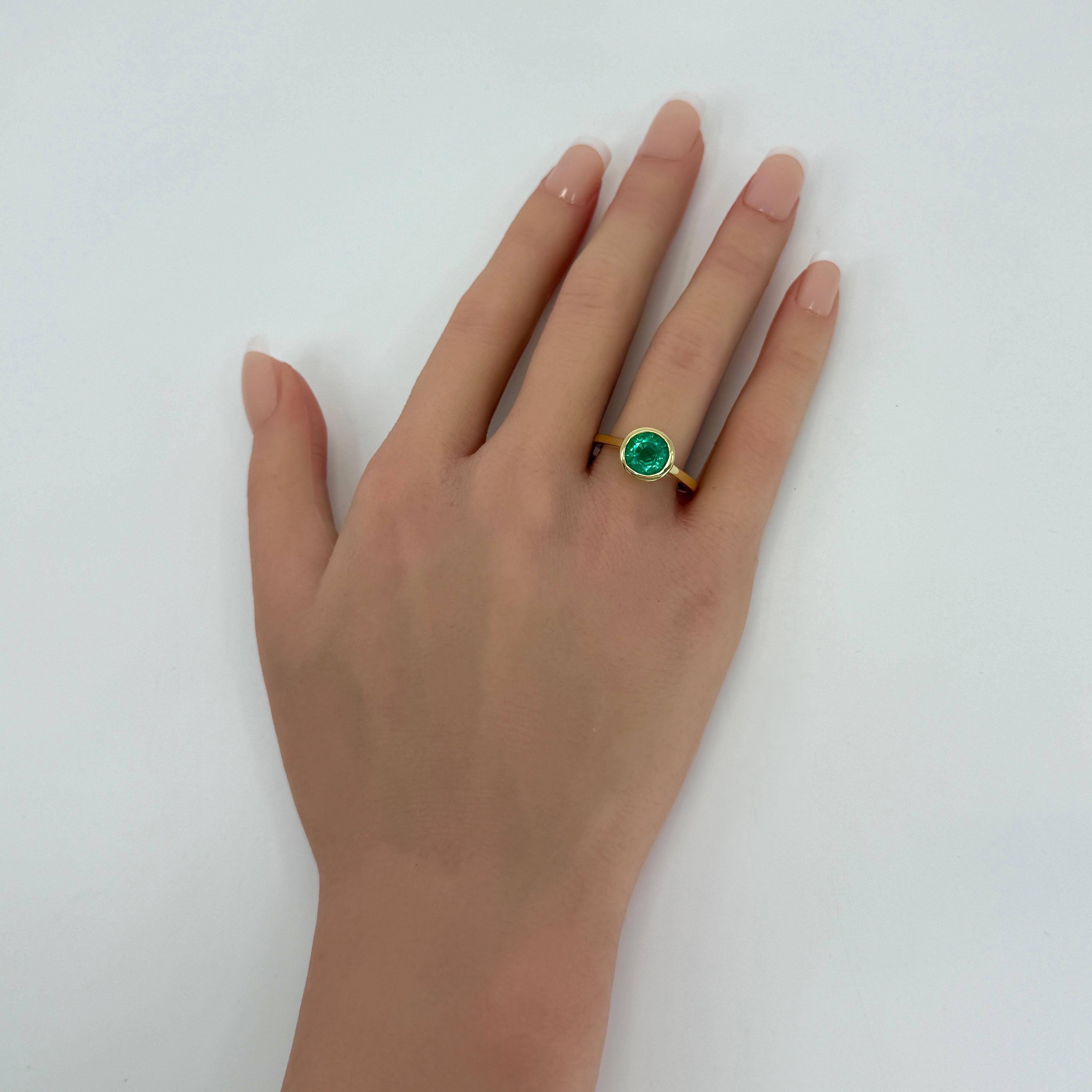 Esmeralda verde de 2,45 ct, certificada por el GIA, talla redonda, oro de 18 quilates, anillo con bisel y rublo en Nuevo estado para la venta en Birmingham, GB