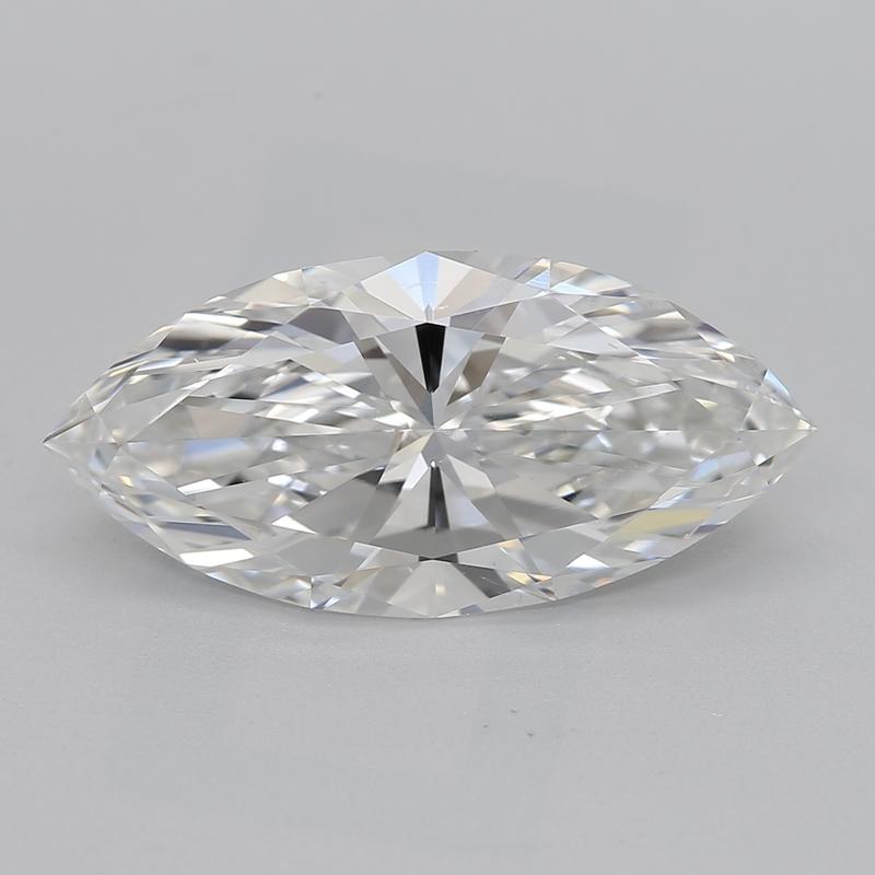 Eleganza nella tua collezione di gioielli con questo straordinario anello con diamante dal design sorprendente che fonde perfettamente l'arte vintage con l'eleganza moderna. Al centro, l'anello sfoggia uno splendido diamante marquise di 2,46 ,