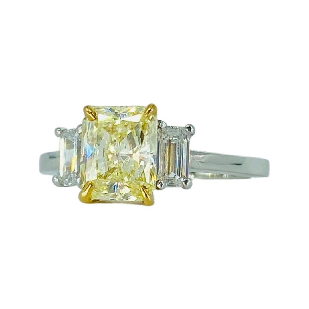 GIA zertifiziert 2,46 Karat Fancy Yellow Diamond Verlobungsring Platin. Spektakuläre 1,46 Karat Zentrum Fancy Yellow Diamond Gleichmäßige Farbverteilung & Natural. Der Ring verfügt über zwei Baguette-Diamanten von insgesamt ca. 1,00 Karat F/VS