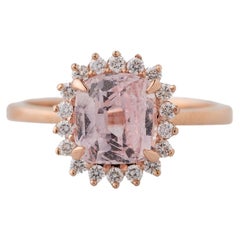 Anillo de compromiso con halo de diamantes y zafiro rosa en cojín de 2,46 quilates certificado por el GIA.