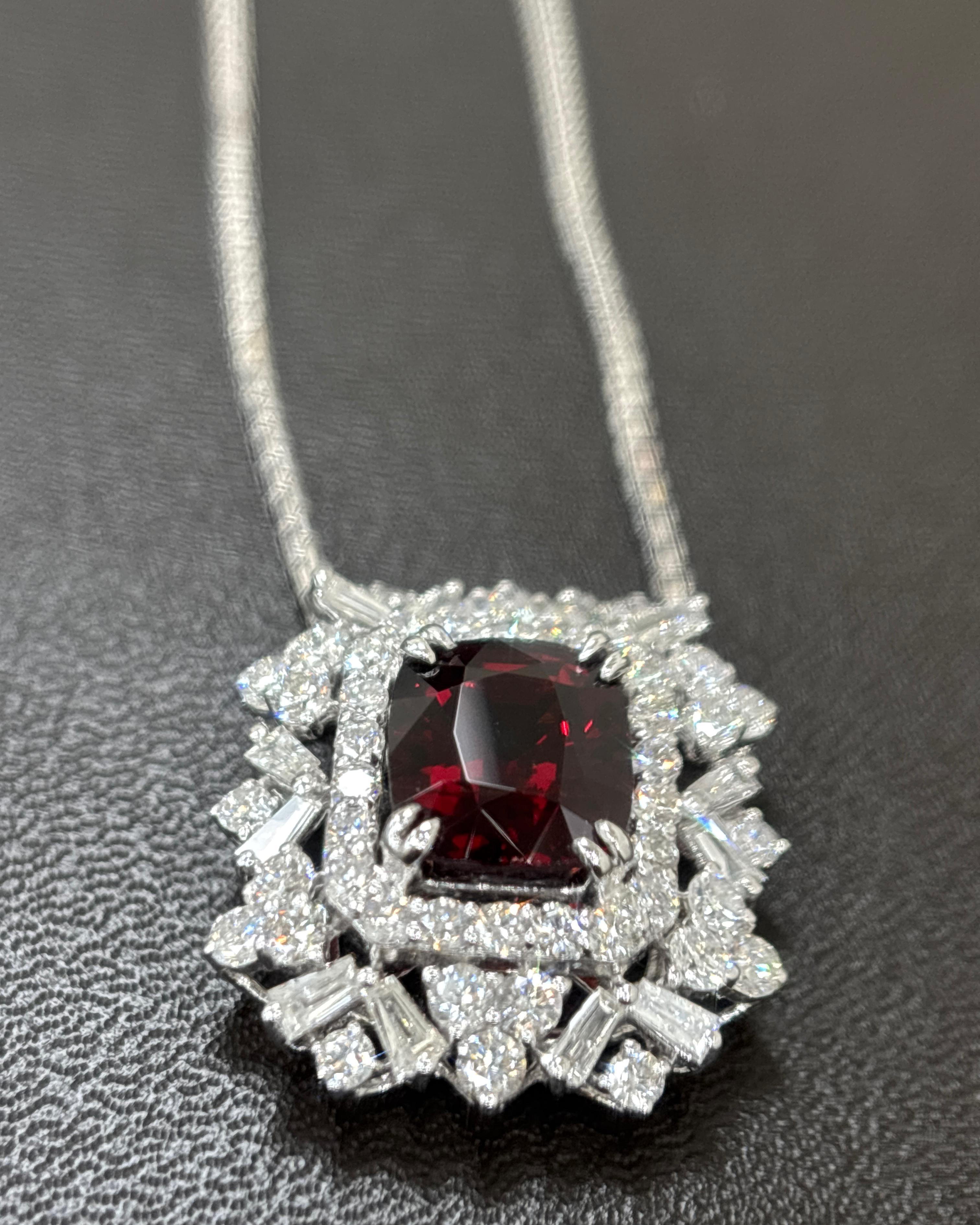 Taglio cuscino GIA Certified 2.47 Carat Burma No Heat Red Spinel White Diamond Pendant Necklace in vendita