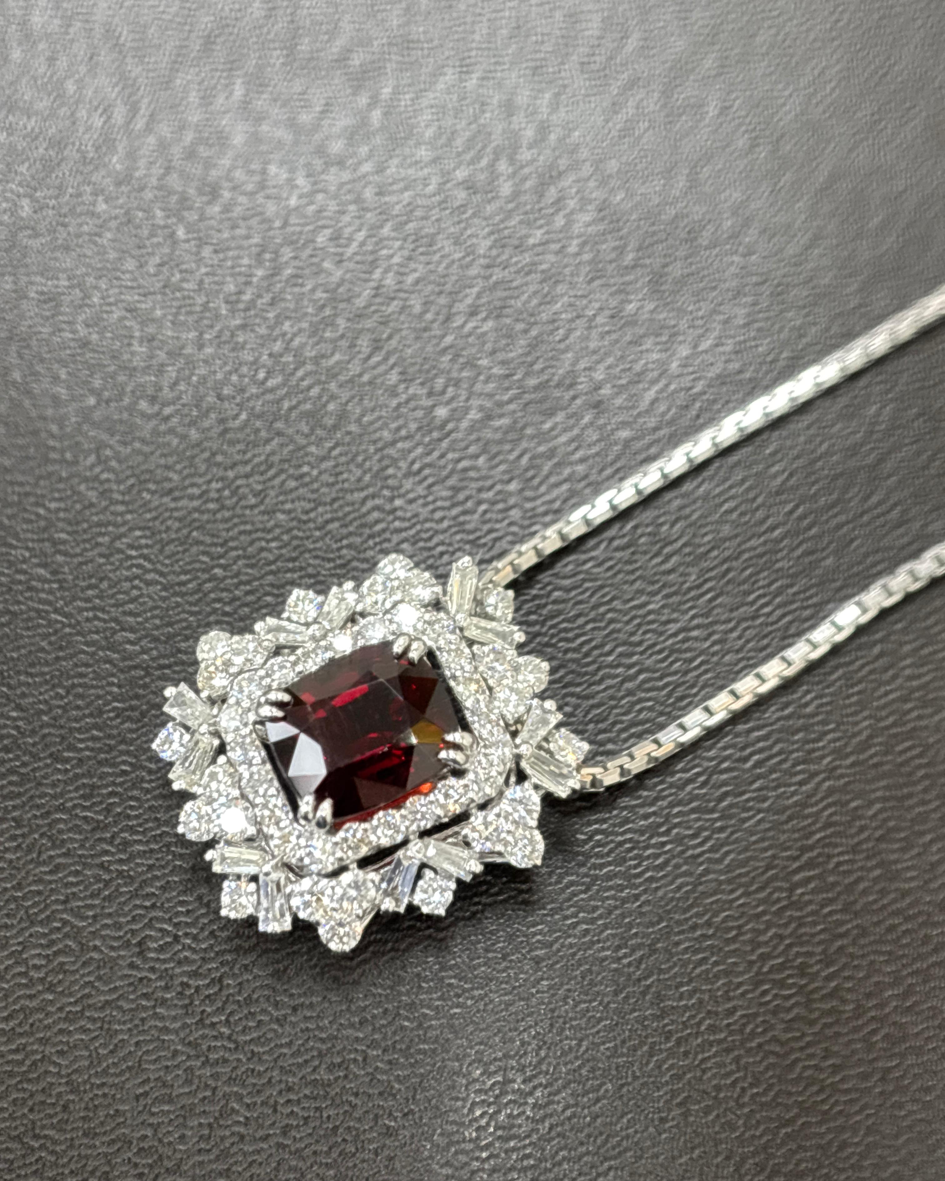 GIA Certified 2.47 Carat Burma No Heat Red Spinel White Diamond Pendant Necklace In condizioni Nuovo in vendita a Kowloon, HK