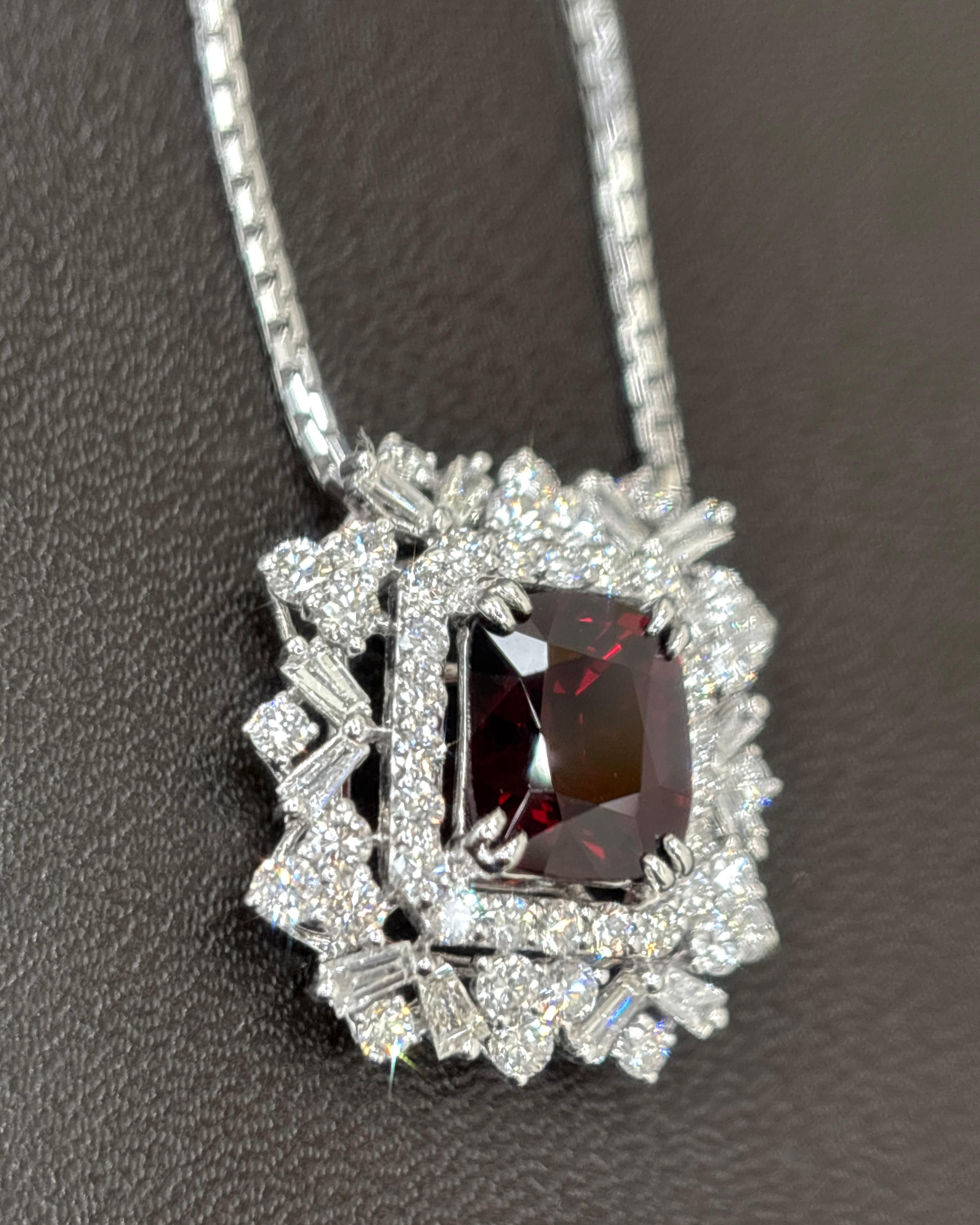 da uomo o donna GIA Certified 2.47 Carat Burma No Heat Red Spinel White Diamond Pendant Necklace in vendita