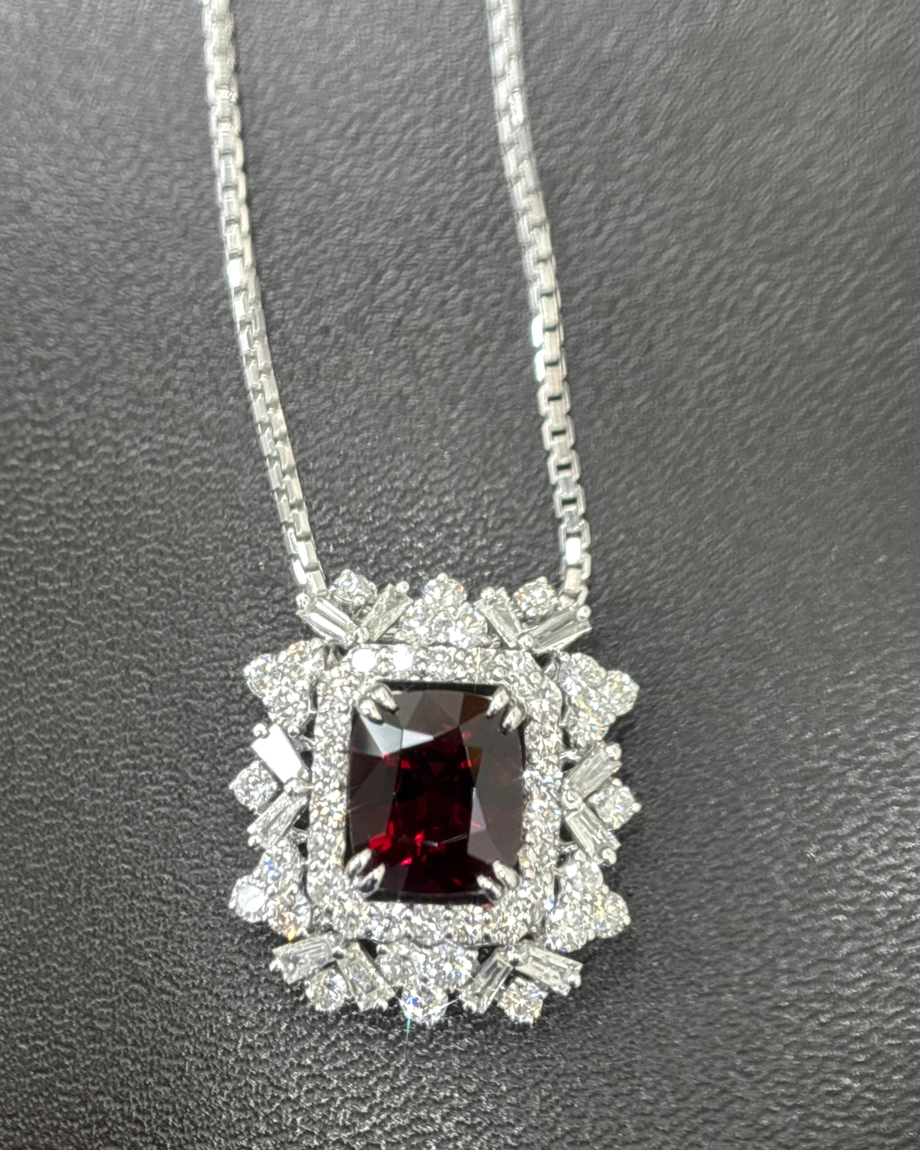 GIA Certified 2.47 Carat Burma No Heat Red Spinel White Diamond Pendant Necklace in vendita 1