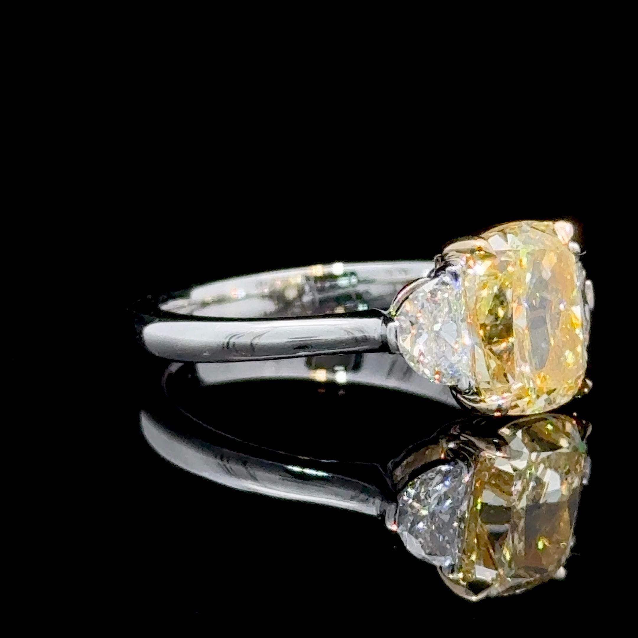 Unter den gelben Diamanten sind die länglichen Formen die begehrtesten Konturen für Kissen- und Strahlenschliffe.
Sie sehen größer aus, als es ihr Gewicht vermuten lässt, und sie sind wahre Schmuckstücke.

Ein GIA-zertifiziert 2,47 Karat Cushion Cut