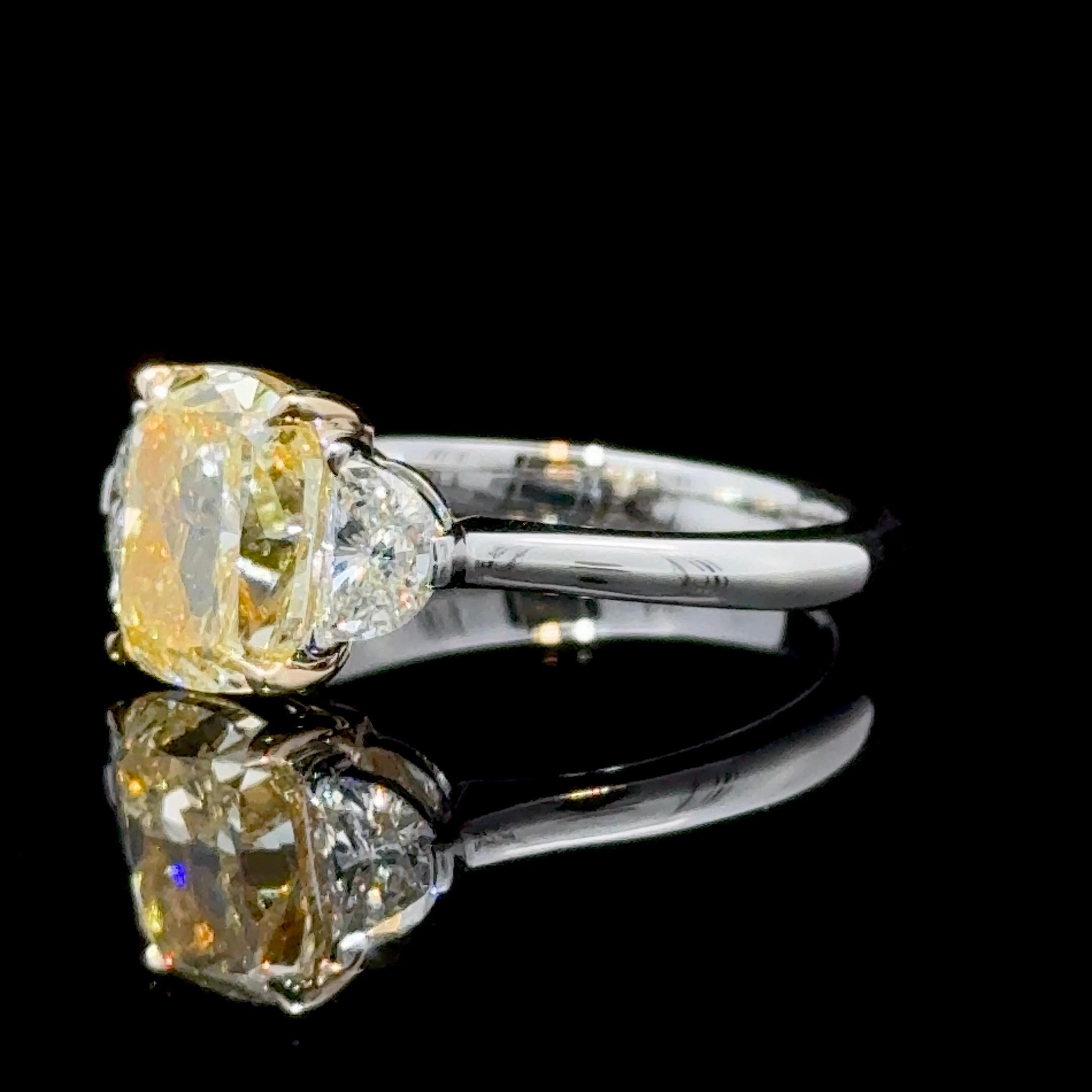 GIA zertifiziert 2,47 Karat Cushion Cut Fancy Yellow Diamond Drei Stein Ring (Kissenschliff) im Angebot