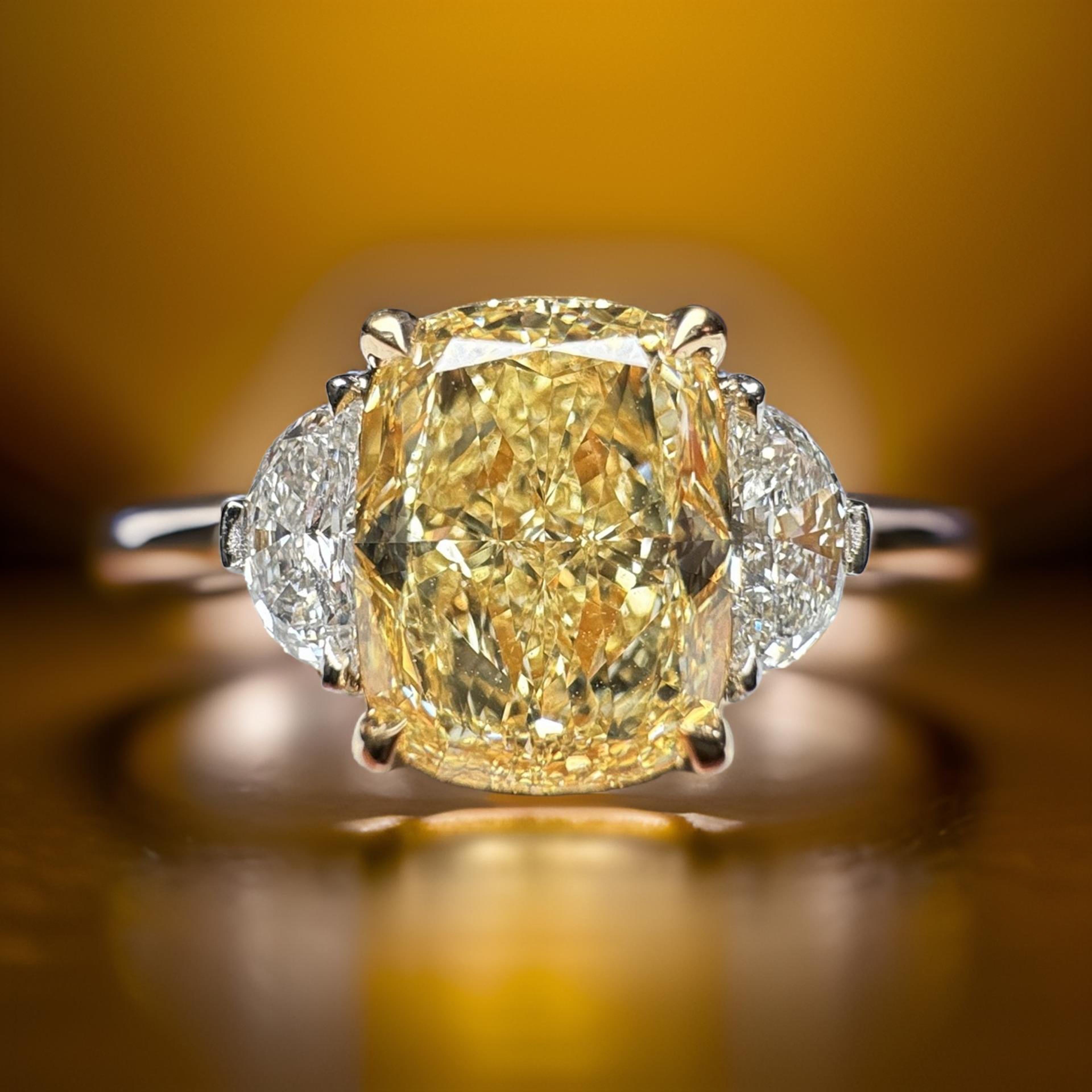 GIA zertifiziert 2,47 Karat Cushion Cut Fancy Yellow Diamond Drei Stein Ring im Zustand „Neu“ im Angebot in New York, NY