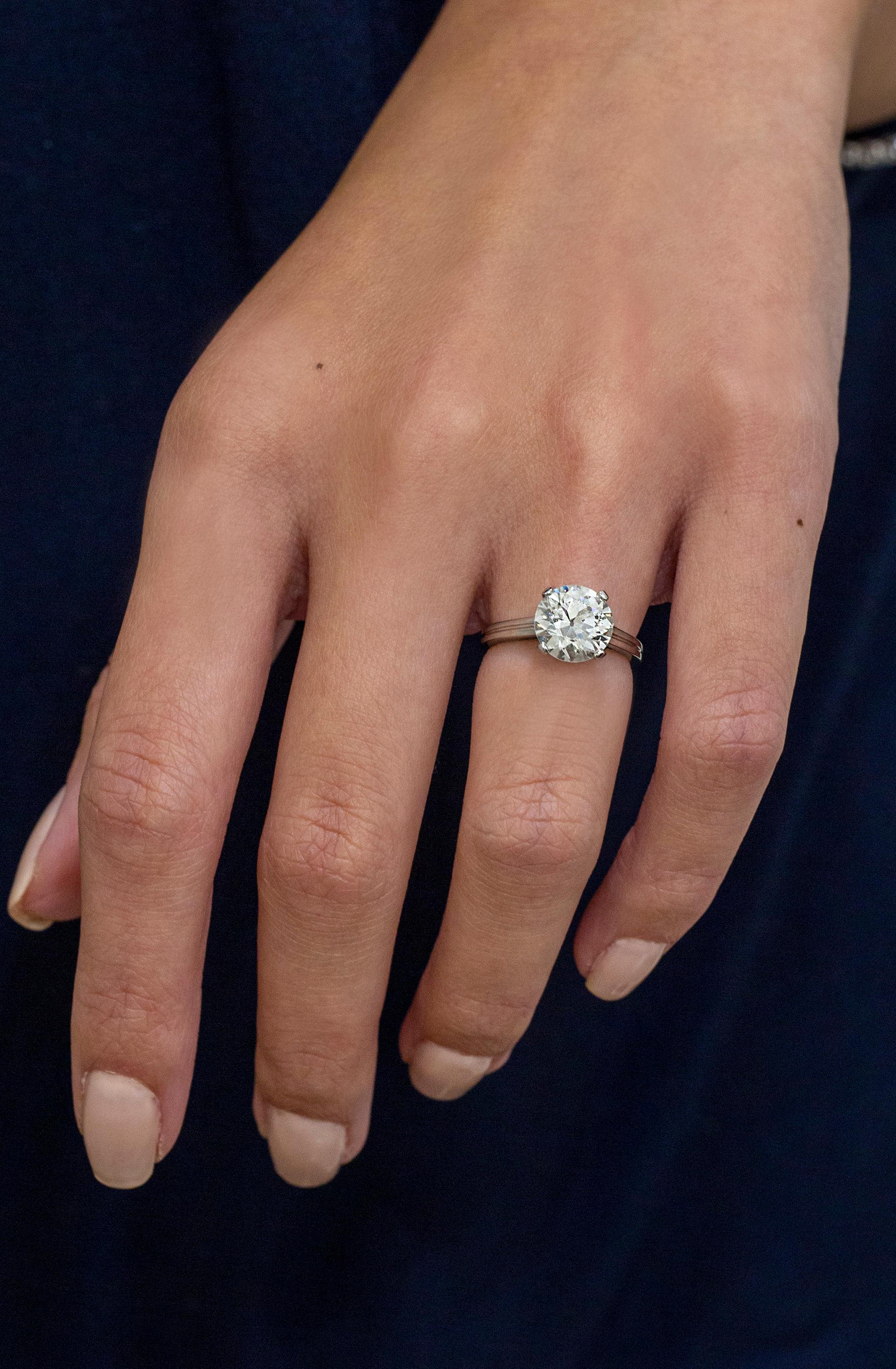 Bague de fiançailles solitaire certifiée GIA de 2,47 carats de diamants ronds totaux Pour femmes en vente