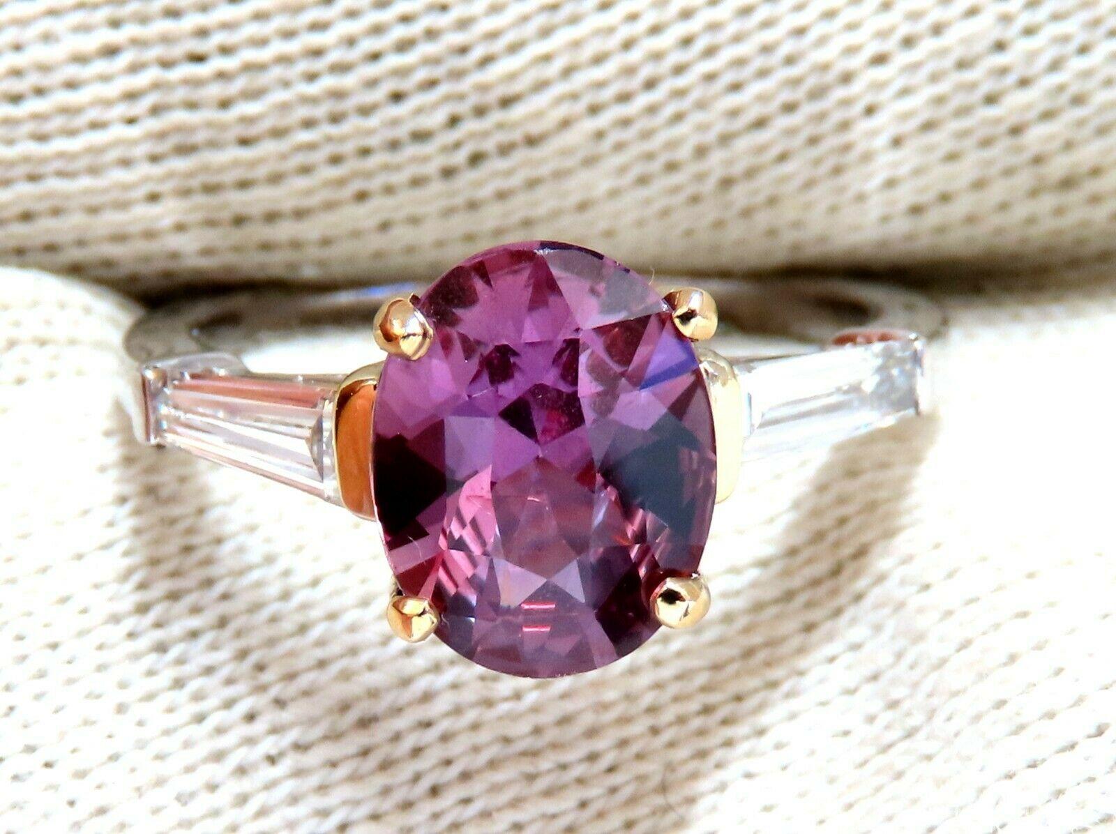 Certifié GIA 2.47ct

Bague en saphir rose pourpre naturel.

Rapport : 2215976710

Coupe Asscher : 9.91 X 7,71 X 4,55mm Transparent, couleur rose pourpre

.40ct. Diamants baguettes naturels sur le côté

Couleur G-, clarté Vs-2.

or blanc 18kt

3.7