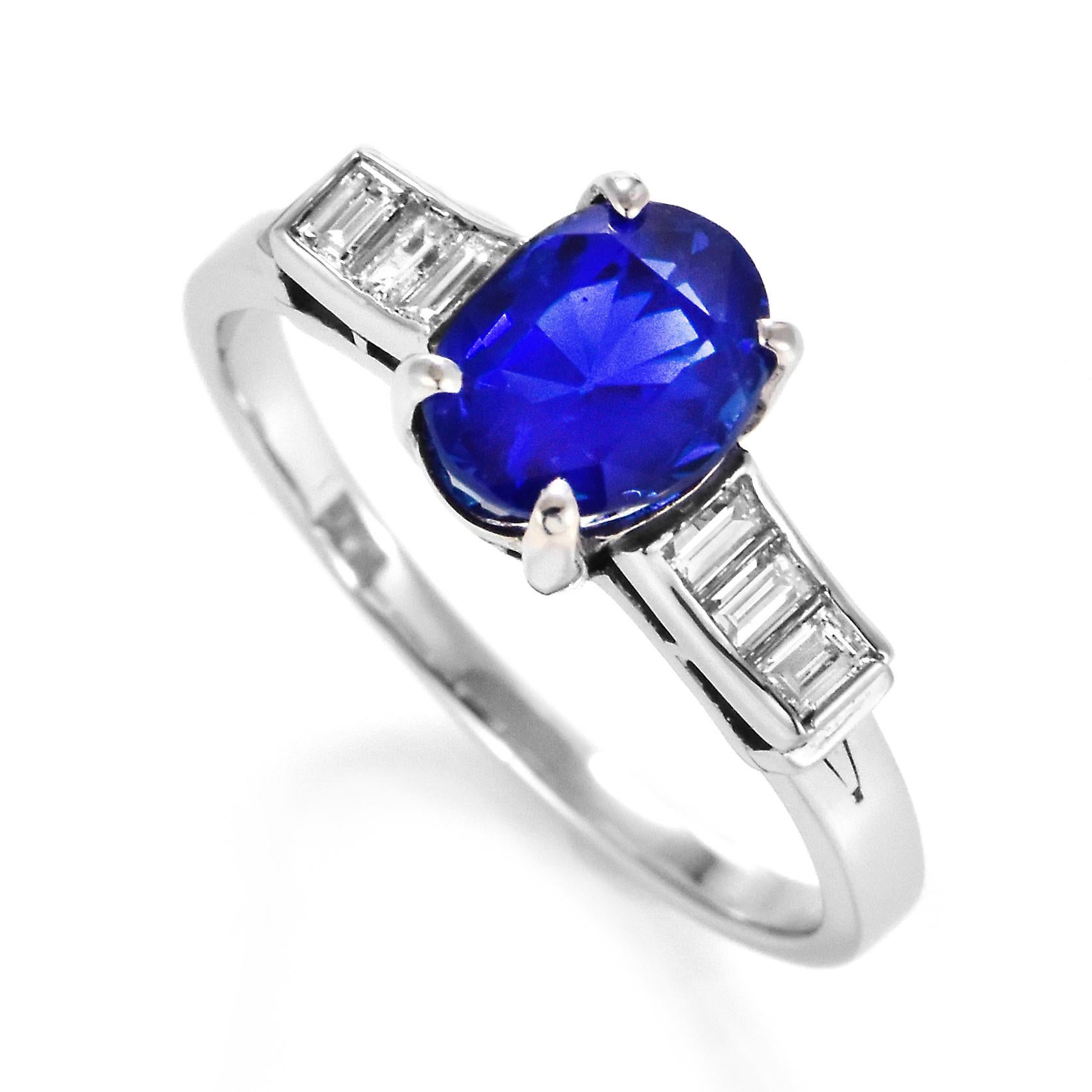 Cette magnifique bague est ornée d'un saphir de Ceylan naturel non chauffé de 2,48 carats certifié par le GIA et d'accents de diamants sertis dans du platine. Les saphirs ont une durabilité extraordinaire - ils excellent en termes de dureté ainsi