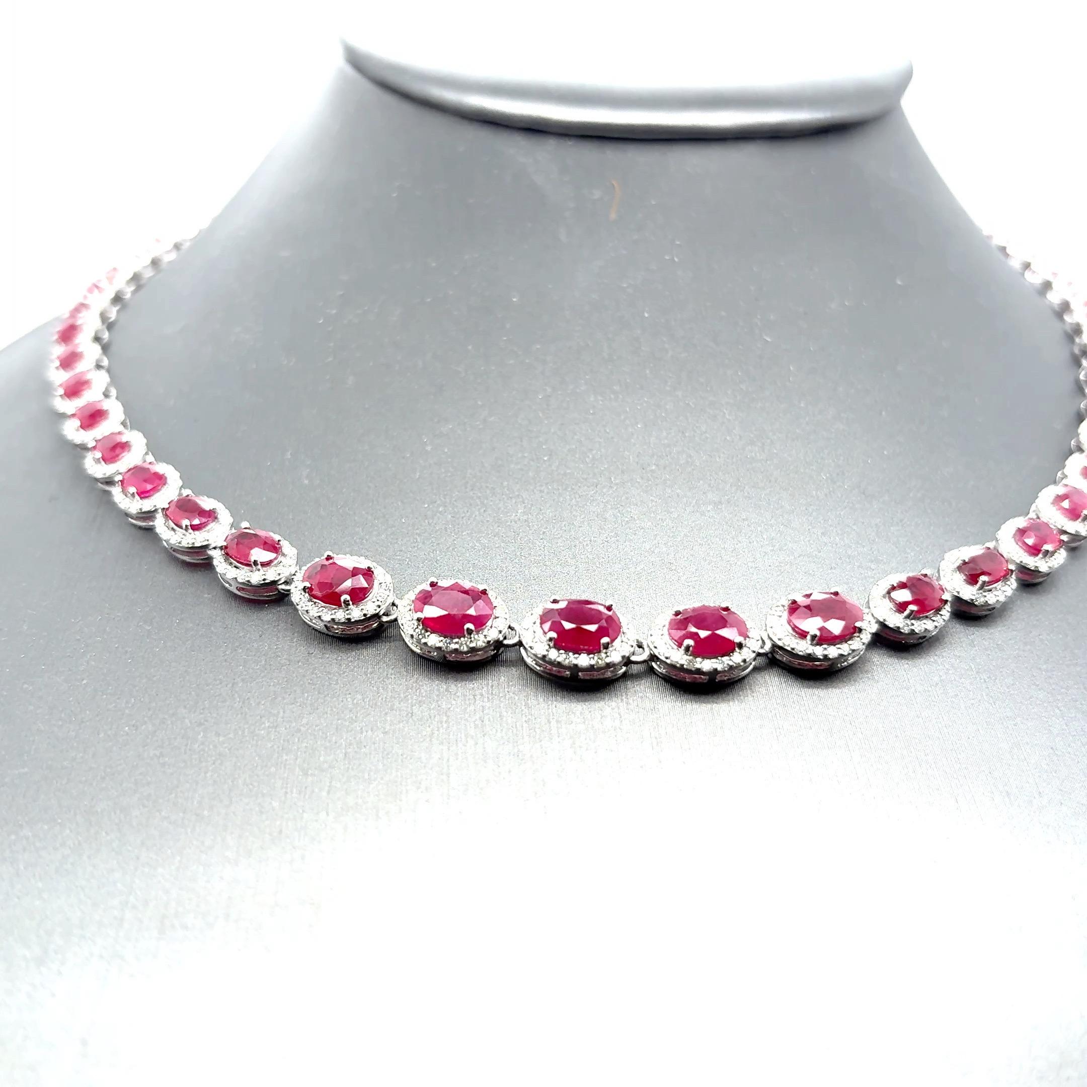 Collana in platino con rubino e diamanti da 24,9 carati certificata GIA
Questa splendida collana mette in mostra 52 vividi rubini dal taglio ovale, per un totale di 24,9 carati, ciascuno circondato da un brillante alone di diamanti. I diamanti