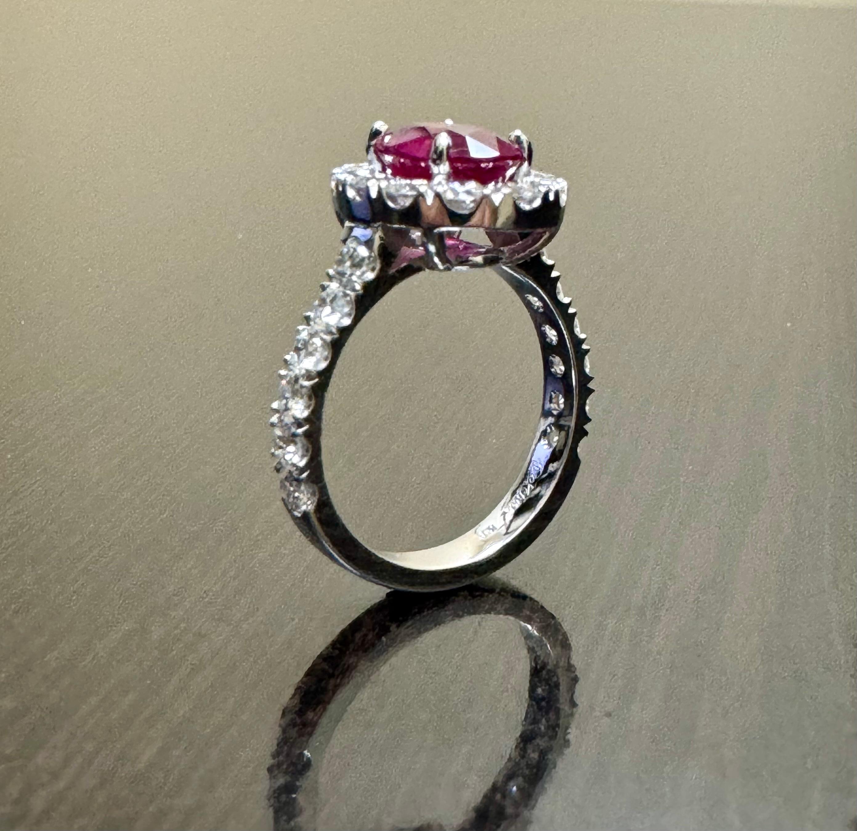 Anillo de compromiso de diamantes con halo de rubí birmano ovalado de 2,49 quilates certificado por el GIA en venta 4