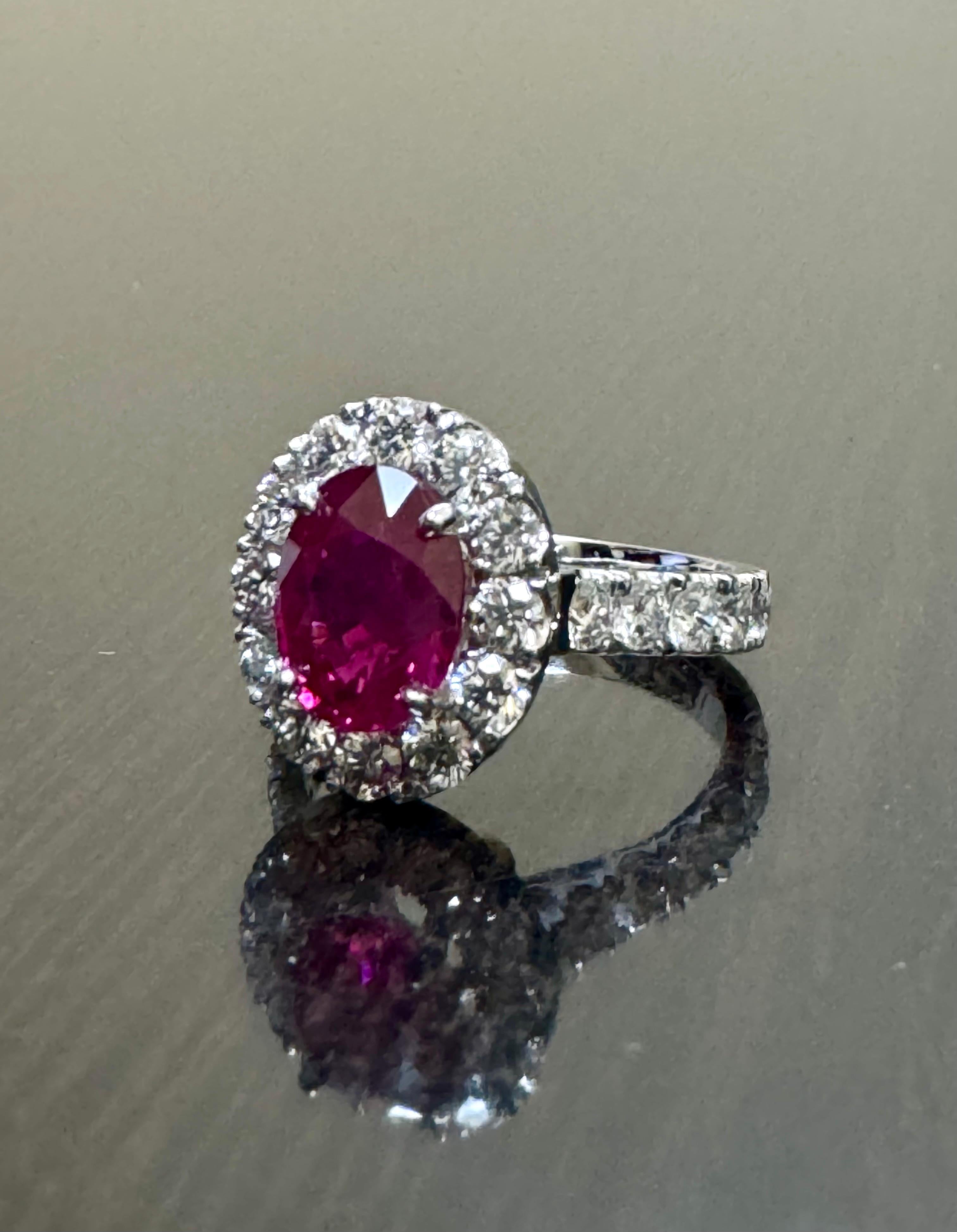Anillo de compromiso de diamantes con halo de rubí birmano ovalado de 2,49 quilates certificado por el GIA Moderno en venta