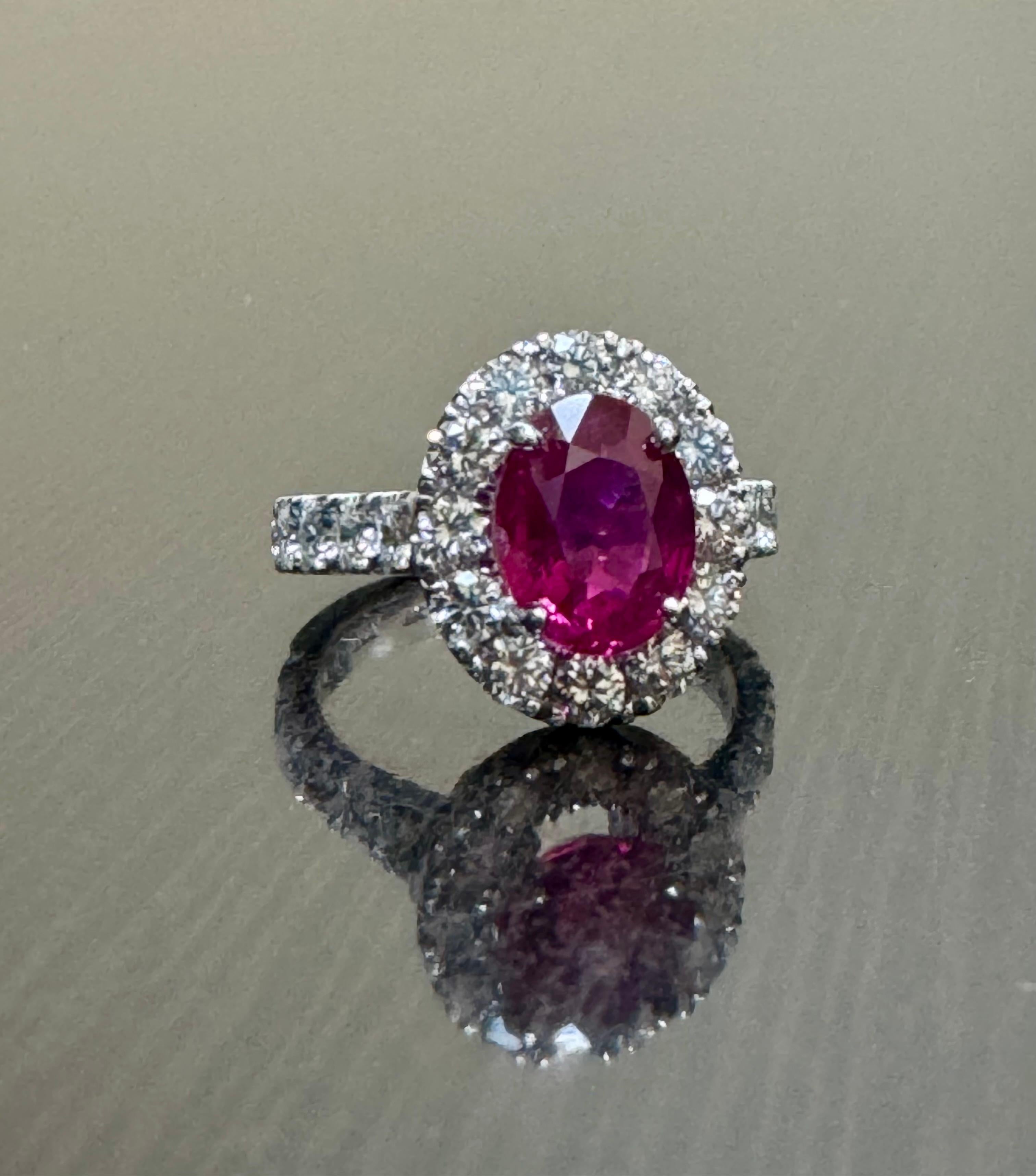 De las mujeres Anillo de compromiso de diamantes con halo de rubí birmano ovalado de 2,49 quilates certificado por el GIA en venta