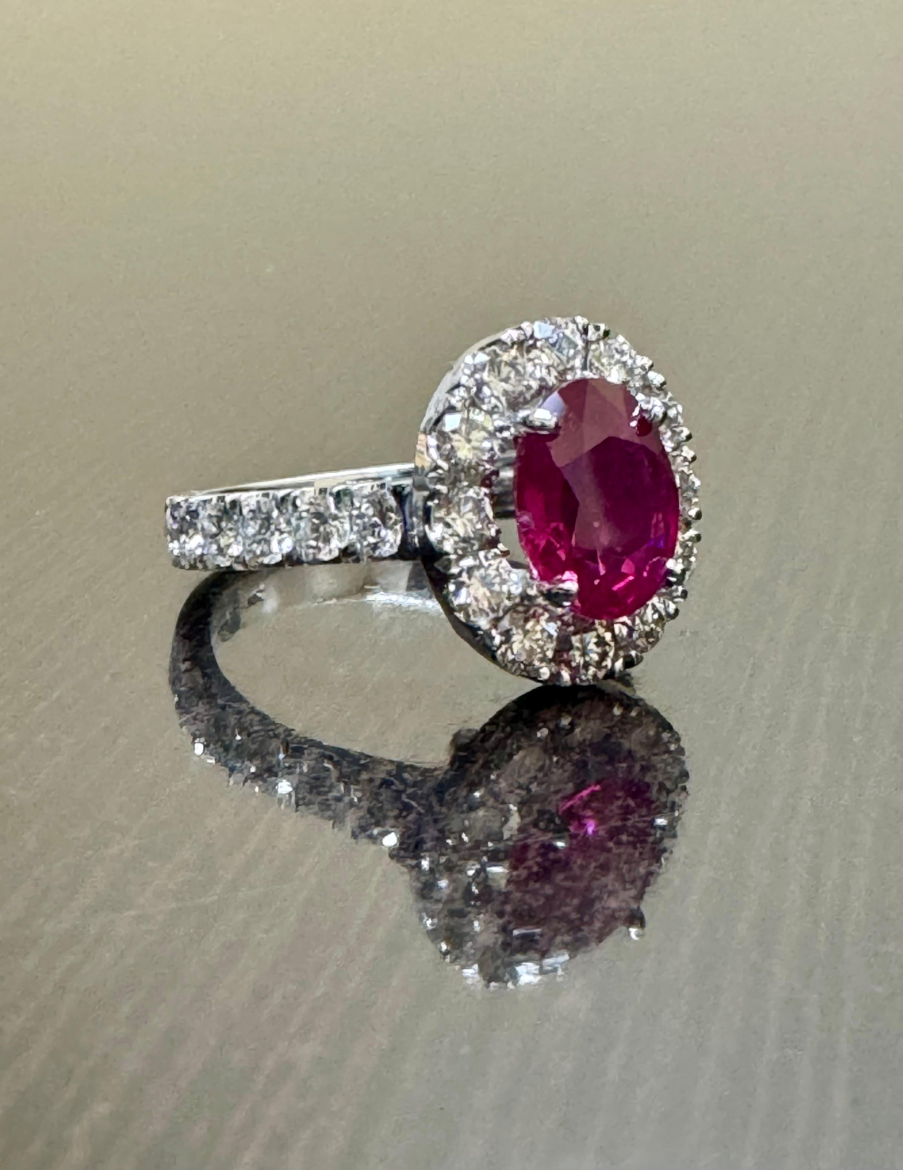 Anillo de compromiso de diamantes con halo de rubí birmano ovalado de 2,49 quilates certificado por el GIA en venta 1