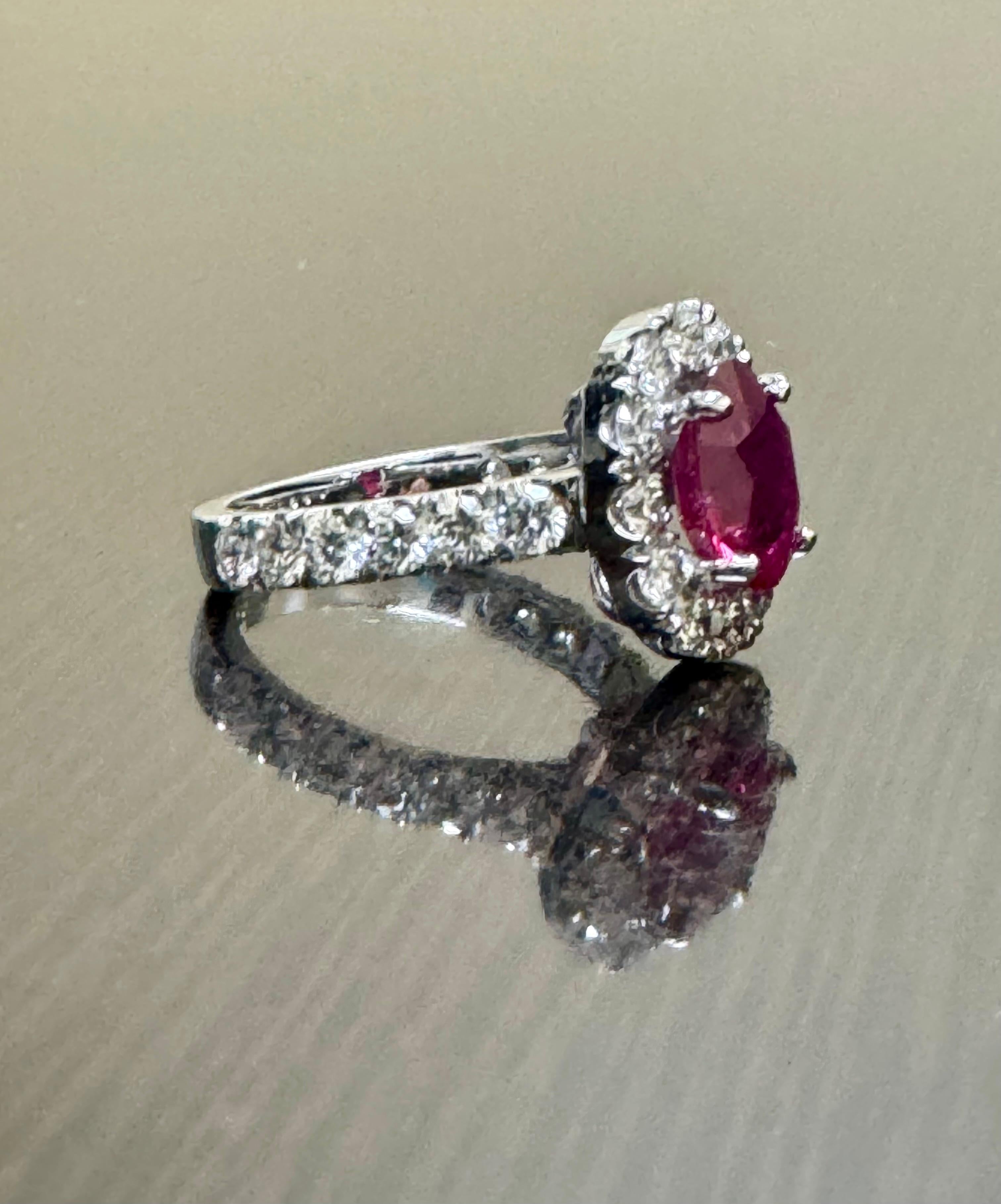 Anillo de compromiso de diamantes con halo de rubí birmano ovalado de 2,49 quilates certificado por el GIA en venta 2