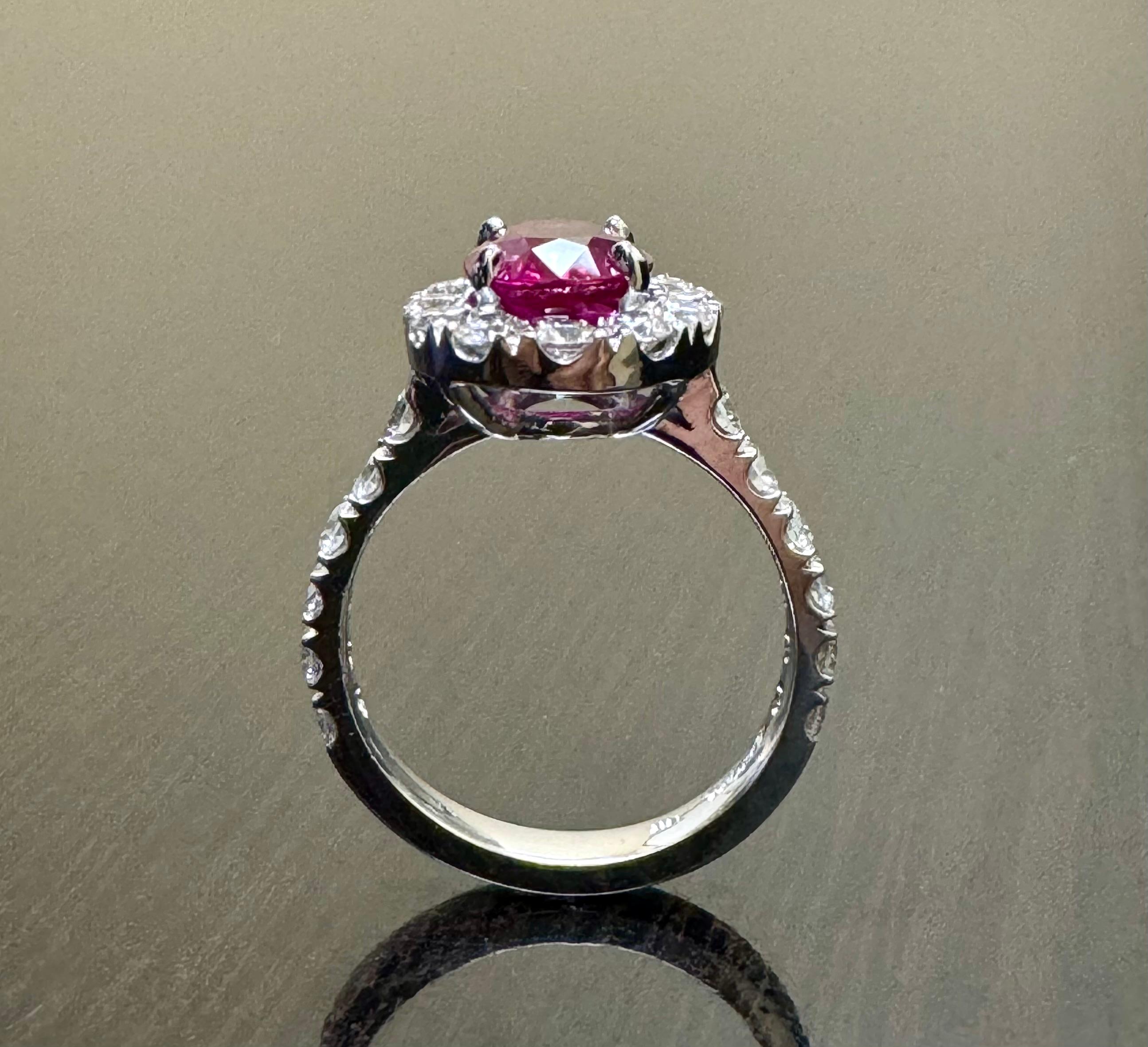 Anillo de compromiso de diamantes con halo de rubí birmano ovalado de 2,49 quilates certificado por el GIA en venta 3