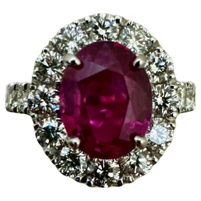 Anillo de compromiso de diamantes con halo de rubí birmano ovalado de 2,49 quilates certificado por el GIA en venta