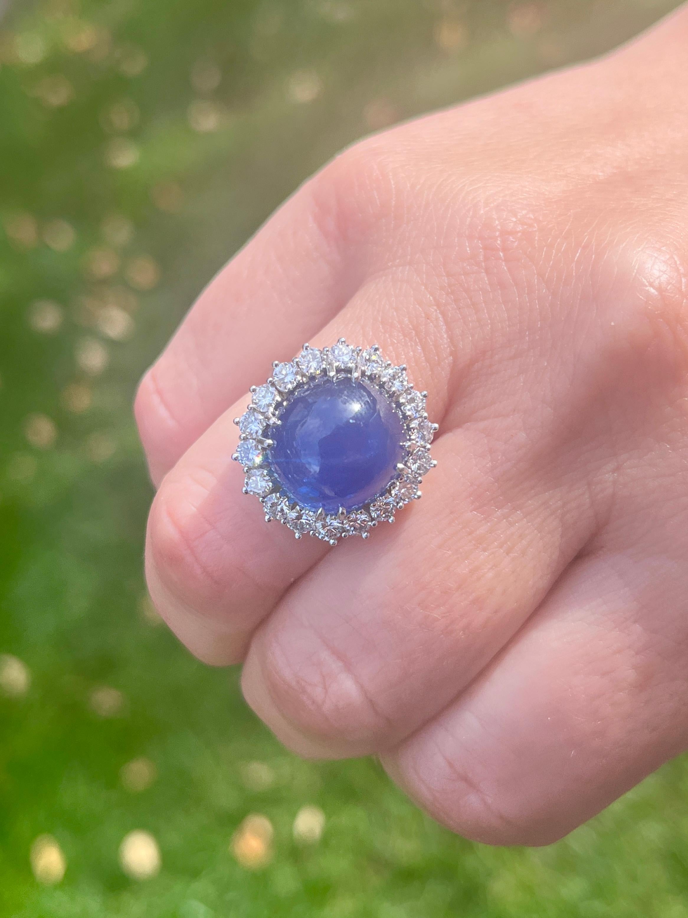 Taille cabochon Bague en platine avec saphir bleu de 25 carats et halo de diamants ronds certifiés GIA en vente