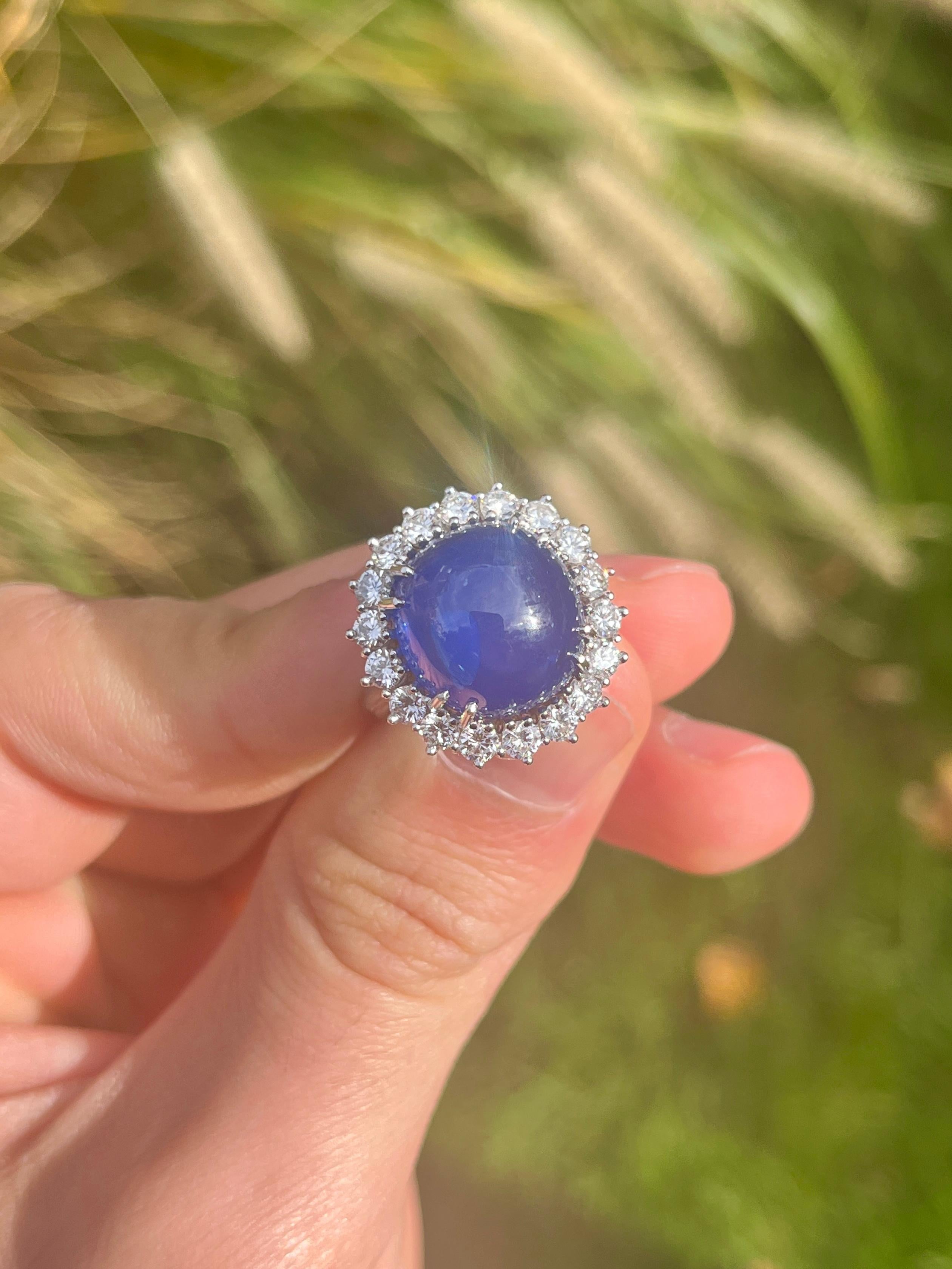 Bague en platine avec saphir bleu de 25 carats et halo de diamants ronds certifiés GIA Pour femmes en vente
