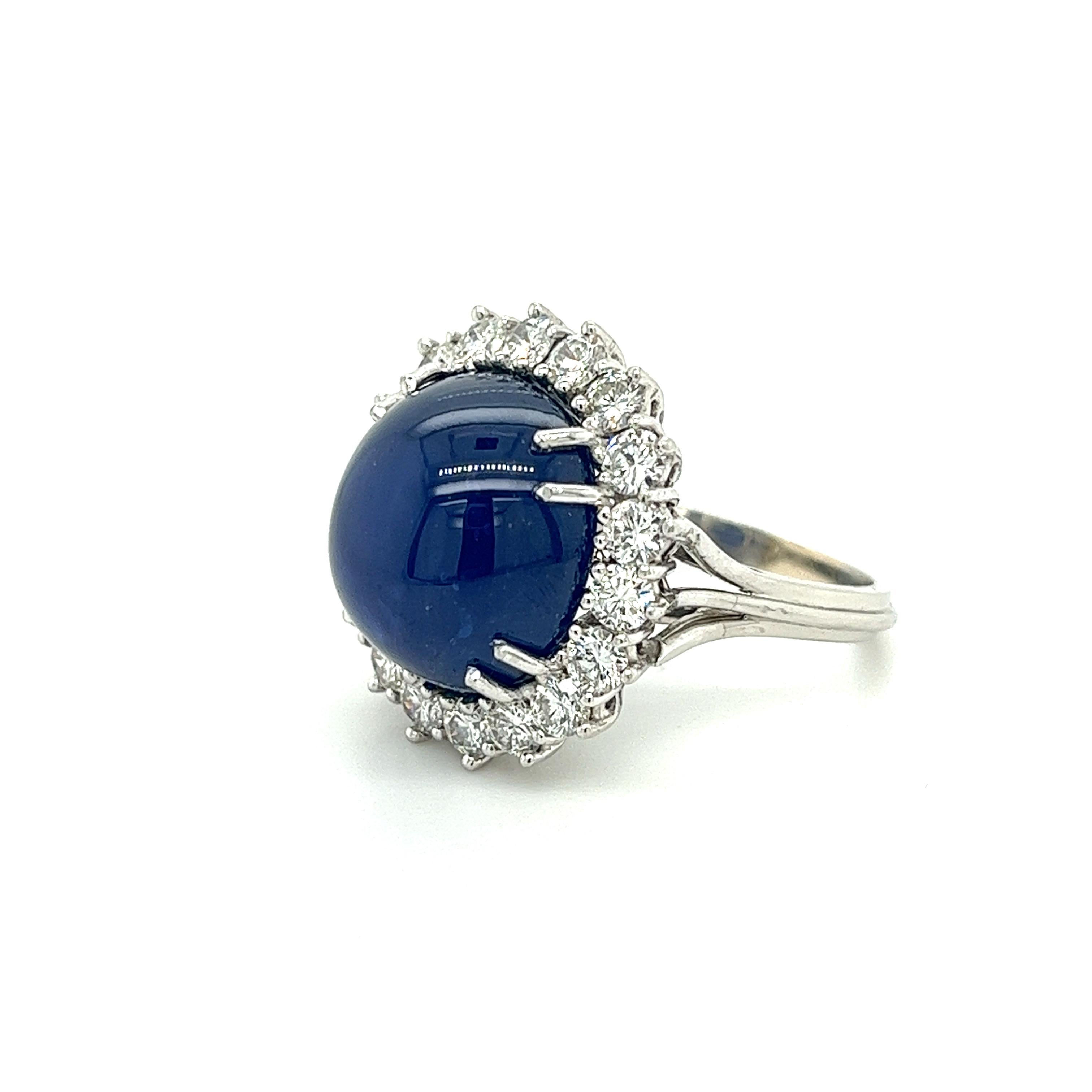 Bague en platine avec saphir bleu de 25 carats et halo de diamants ronds certifiés GIA en vente 1