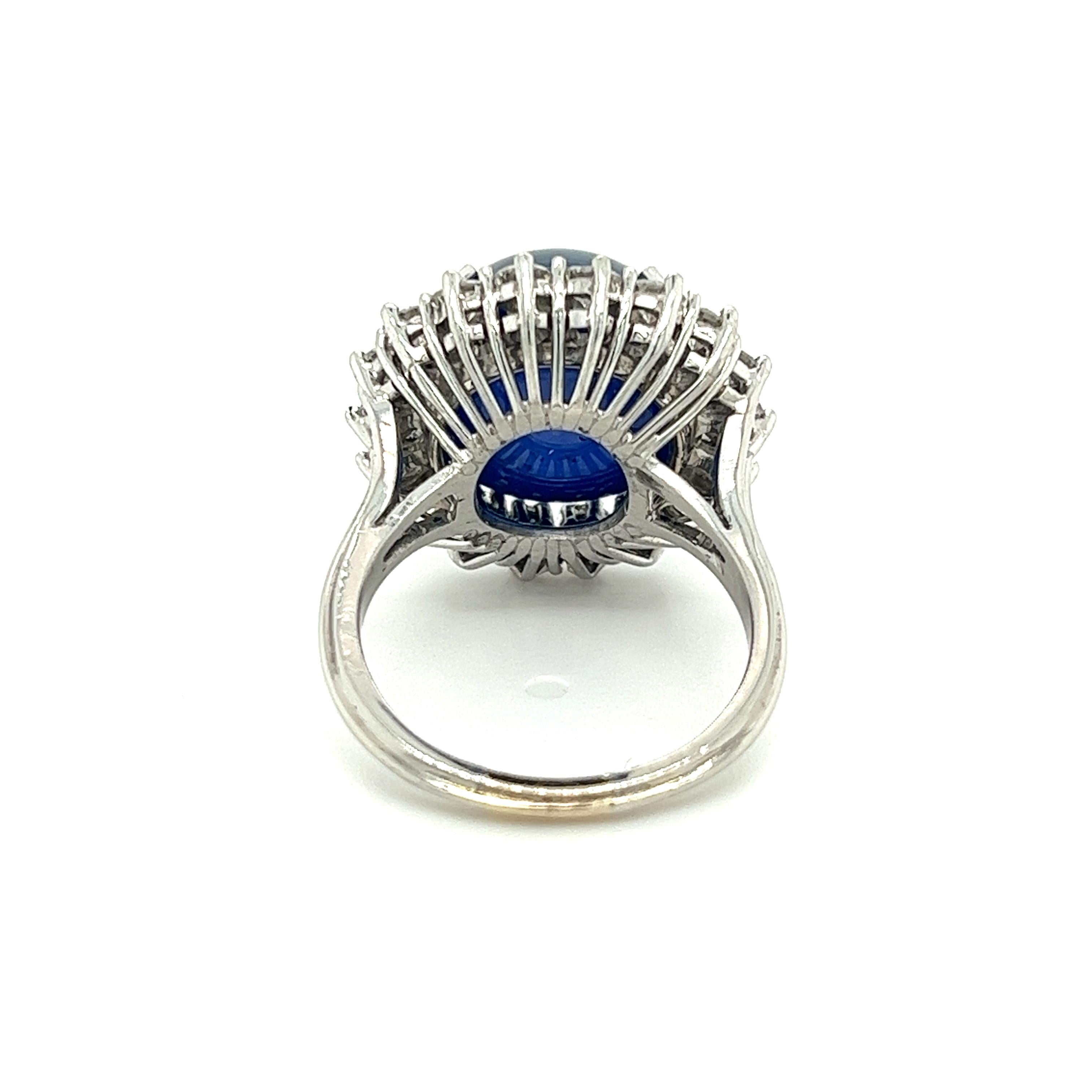 Bague en platine avec saphir bleu de 25 carats et halo de diamants ronds certifiés GIA en vente 3