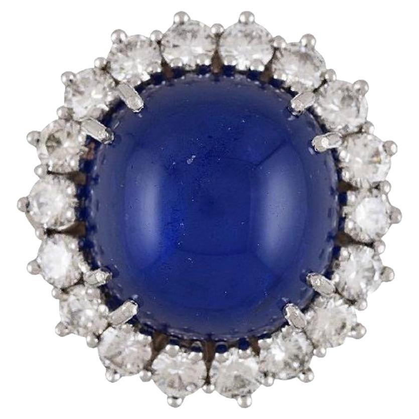 Bague en platine avec saphir bleu de 25 carats et halo de diamants ronds certifiés GIA