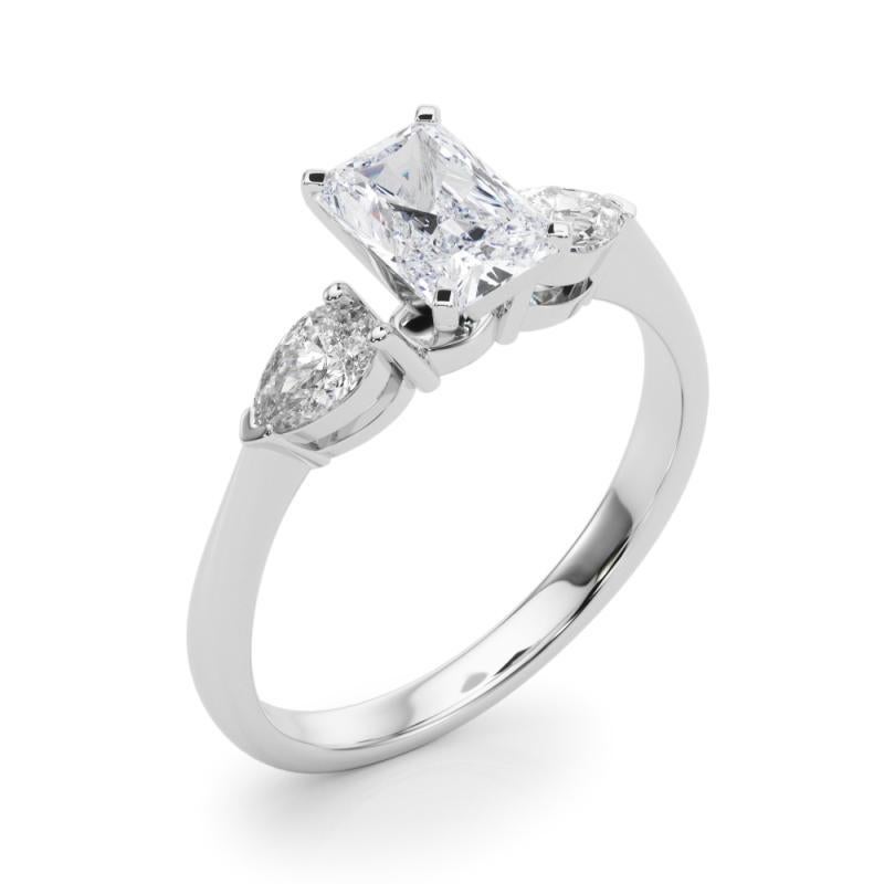 GIA Certified 2.5 Carat Radiant East-West Three-Stone Diamond Ring (bague à trois pierres Est-Ouest) Pour femmes en vente