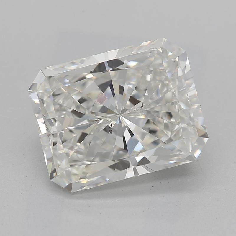 Realizzato con eleganza, questo squisito anello con diamante presenta un magnifico diamante radioso al centro, del peso di 2,5 , con un'incredibile I e un notevole SI1. Il suo design mette in mostra un'aureola a forma di smeraldo di splendidi