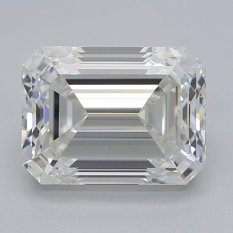 Hecho a mano en Nueva York, un impresionante anillo de 2.5 diamantes presenta una cautivadora pieza central compuesta por un diamante esmeralda de talla perfecta. Con un grado H y VS1, esta exquisita piedra está engastada en una cesta en forma de V,