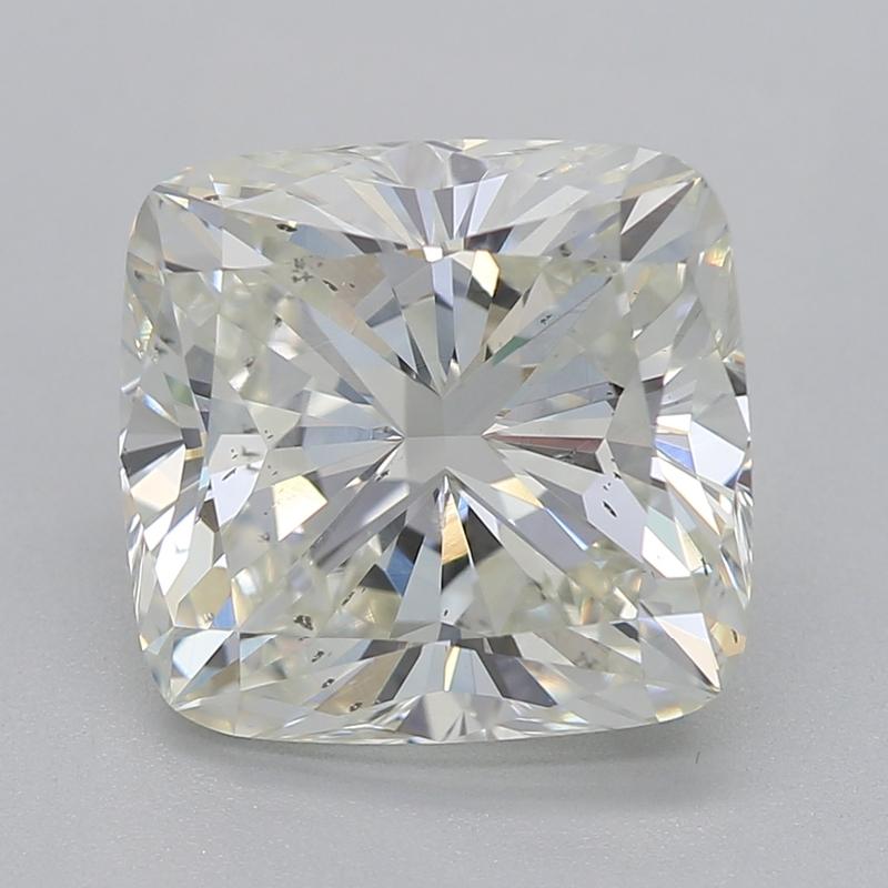 Realizzato a mano a New York, questo splendido anello con diamante presenta un'affascinante pietra centrale a cuscino I SI1 2,5, squisitamente incastonata per esaltarne la brillantezza da ogni angolazione. La lussuosa fascia, realizzata in platino,